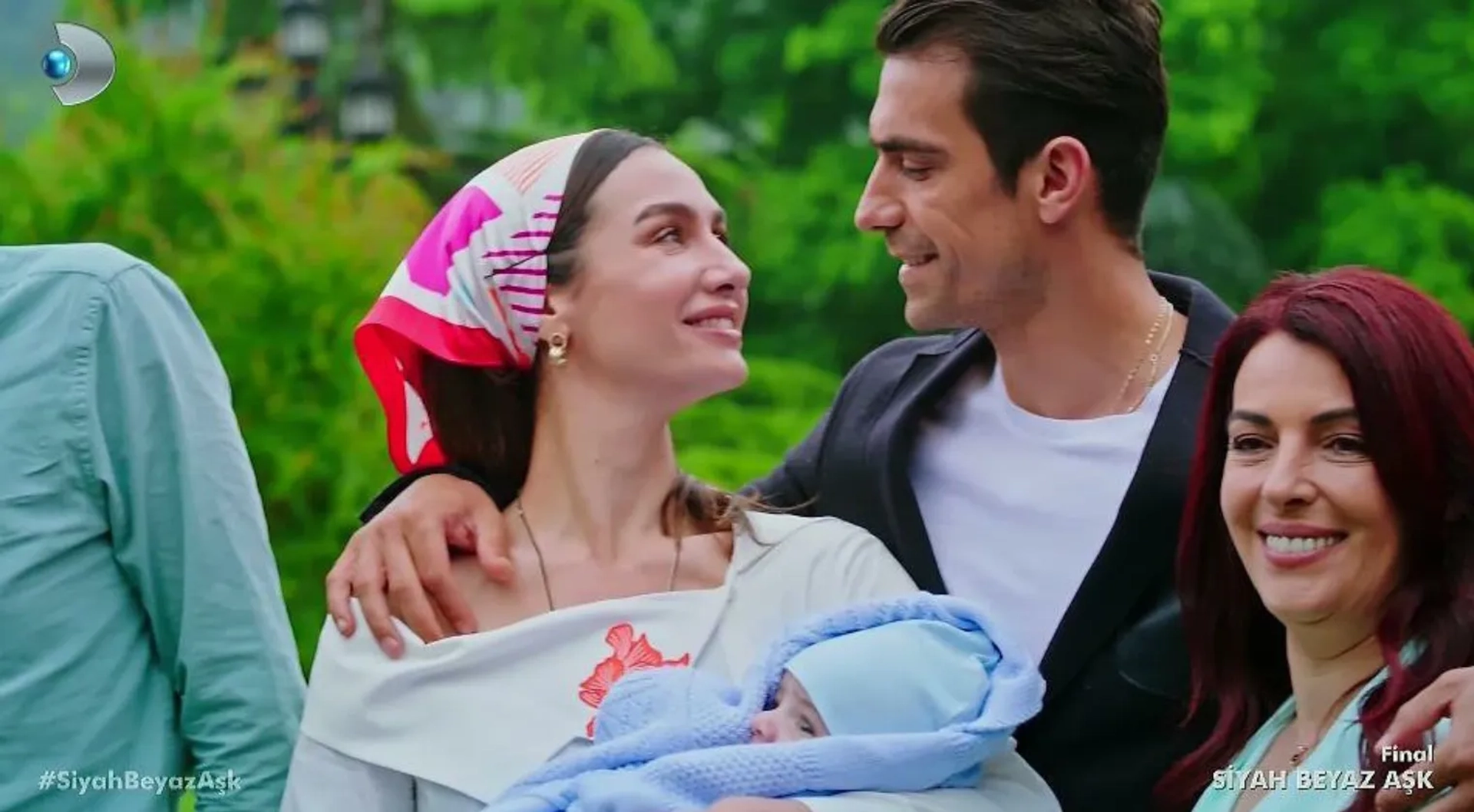 Arzu Gamze Kilinç, Birce Akalay, and Ibrahim Celikkol in Price of Passion (2017)