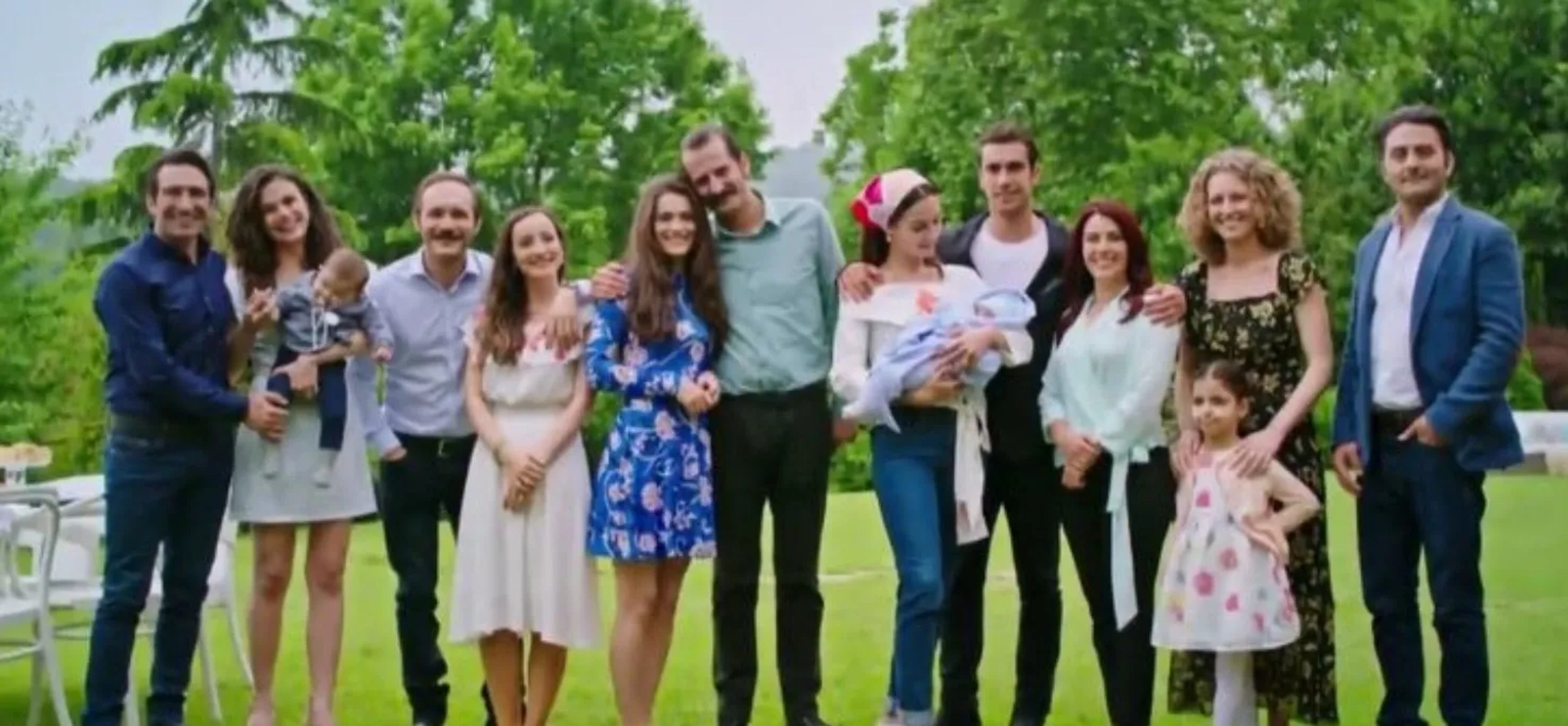 Timur Ölkebas, Arzu Gamze Kilinç, Burcu Tuna, Birce Akalay, Ibrahim Celikkol, Deniz Celiloglu, Burcu Cavrar, Özlem Zeynep Dinsel, Sinem Ünsal, and Fatih Topçuoglu in Price of Passion (2017)