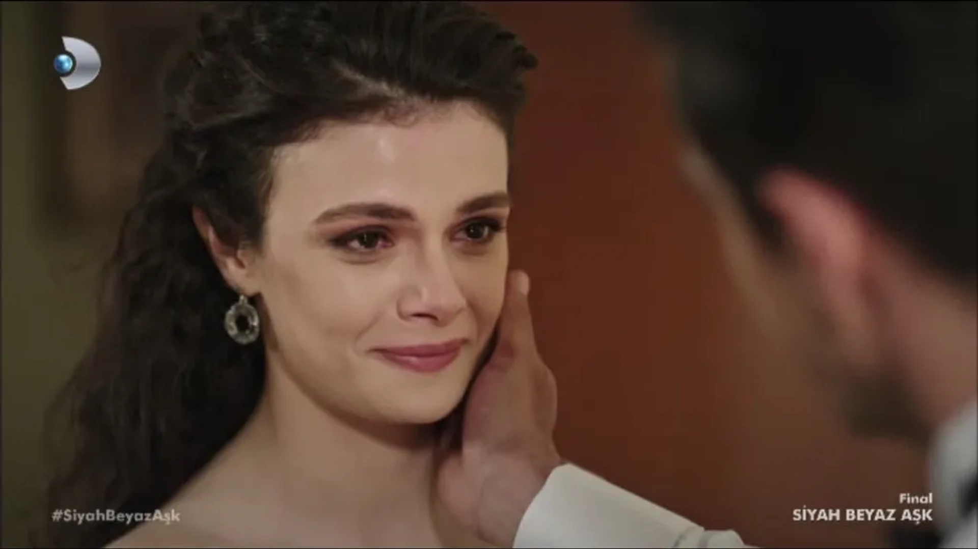 Ibrahim Celikkol and Sinem Ünsal in Price of Passion (2017)