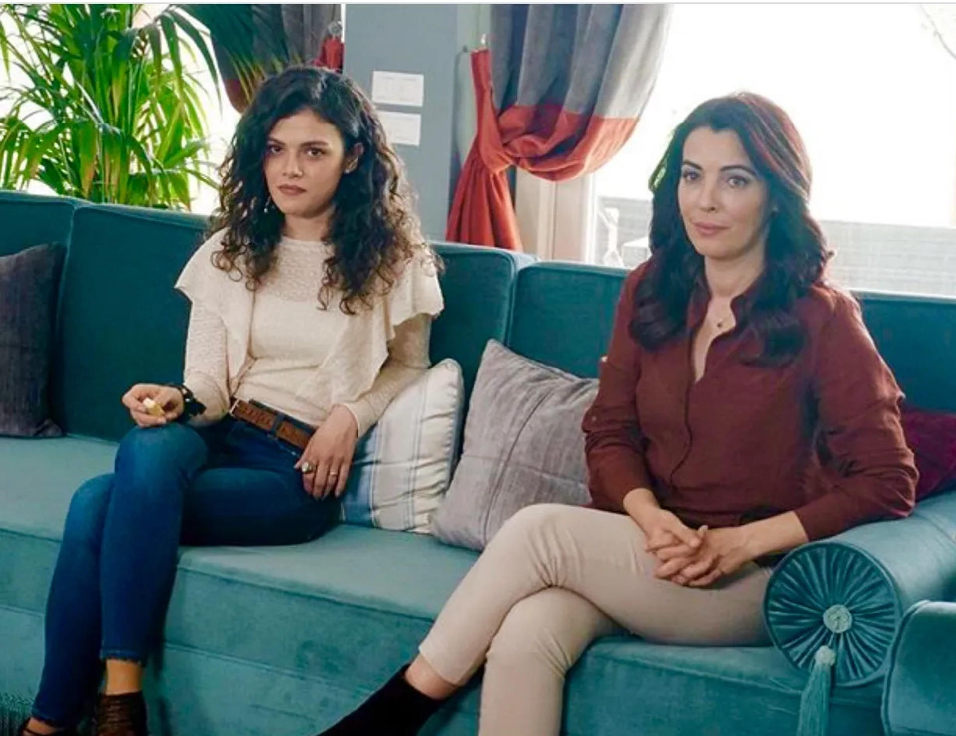 Arzu Gamze Kilinç and Sinem Ünsal in Price of Passion (2017)