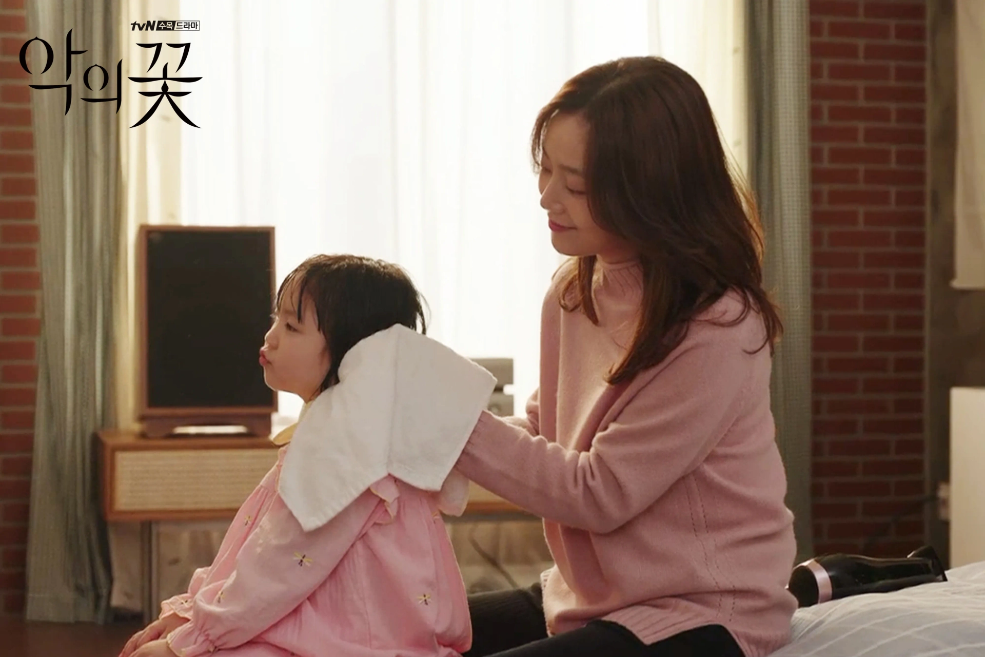 Jung Seo-Yeon and Moon Chae-Won in Flower of Evil (2020)