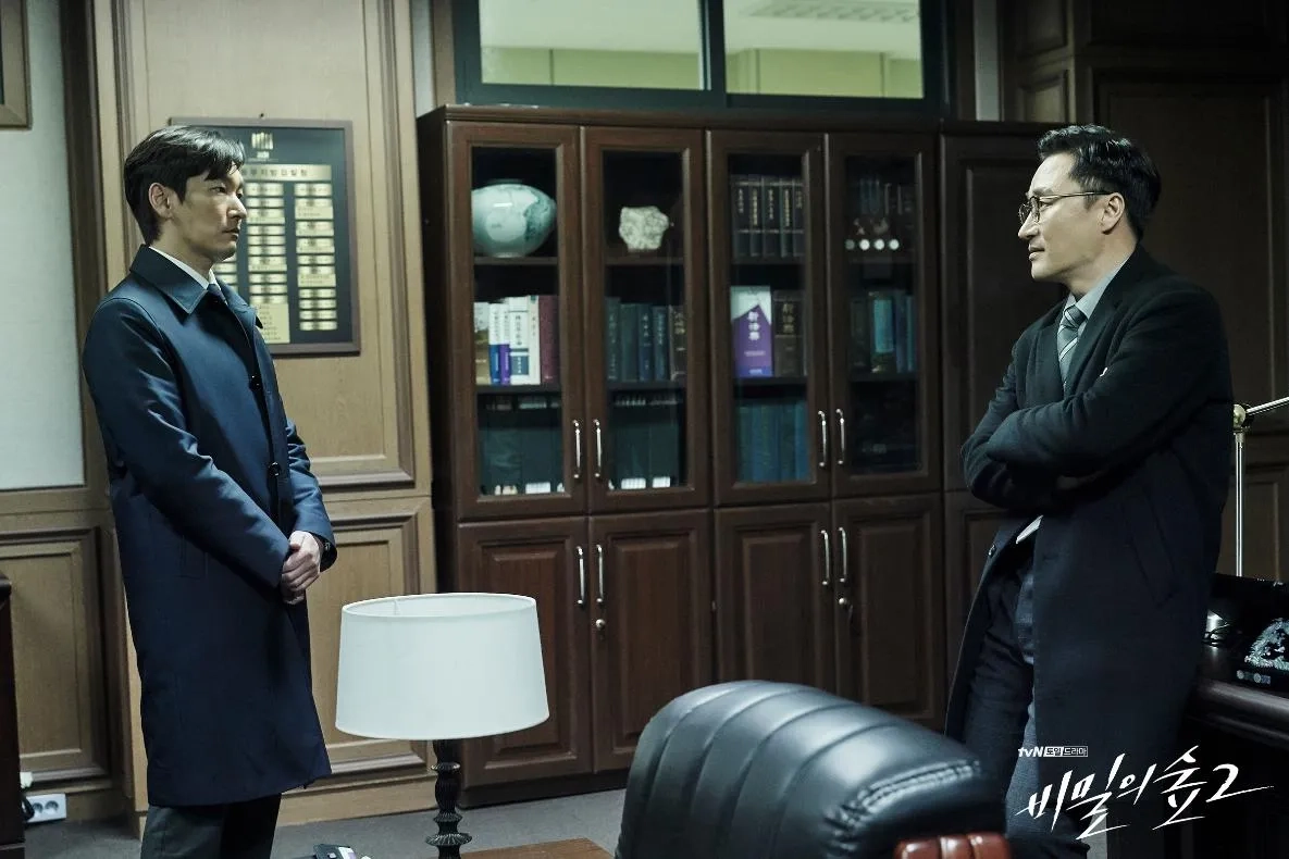 Cho Seung-woo and Park Sung-Geun in Stranger (2017)