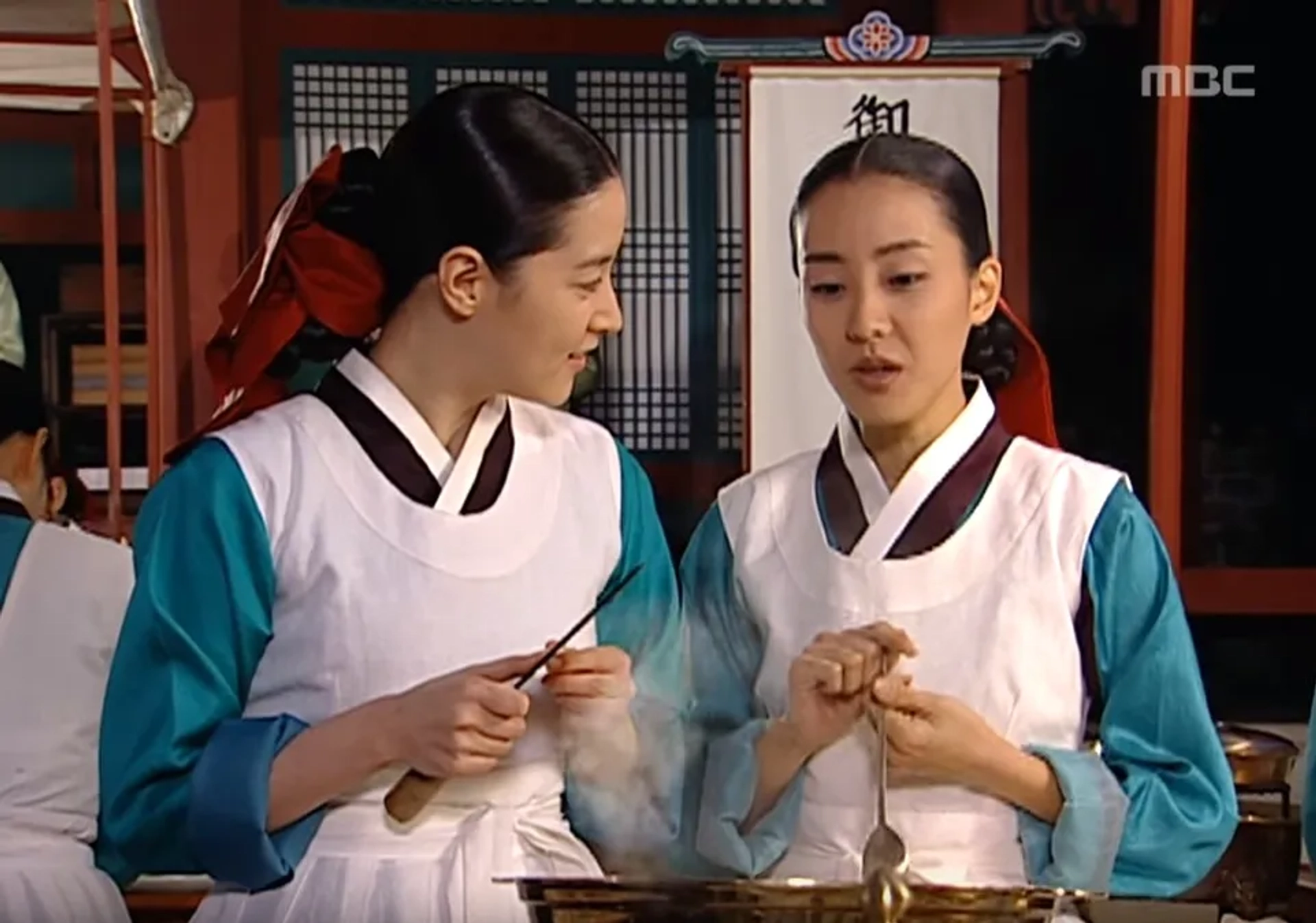 Lee Yeong-ae and Eun-hye Park in The Great Jang-Geum (2003)