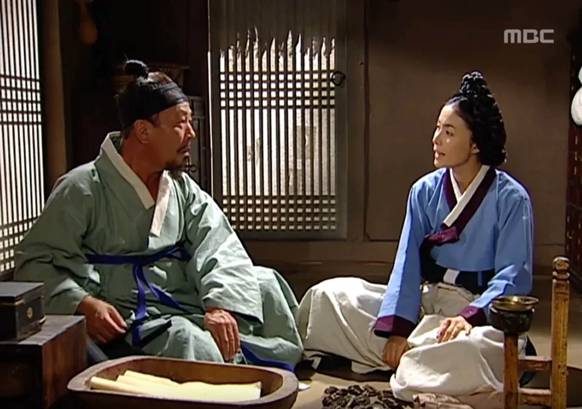 Hyeon-shik Lim and Bo-ra Geum in The Great Jang-Geum (2003)