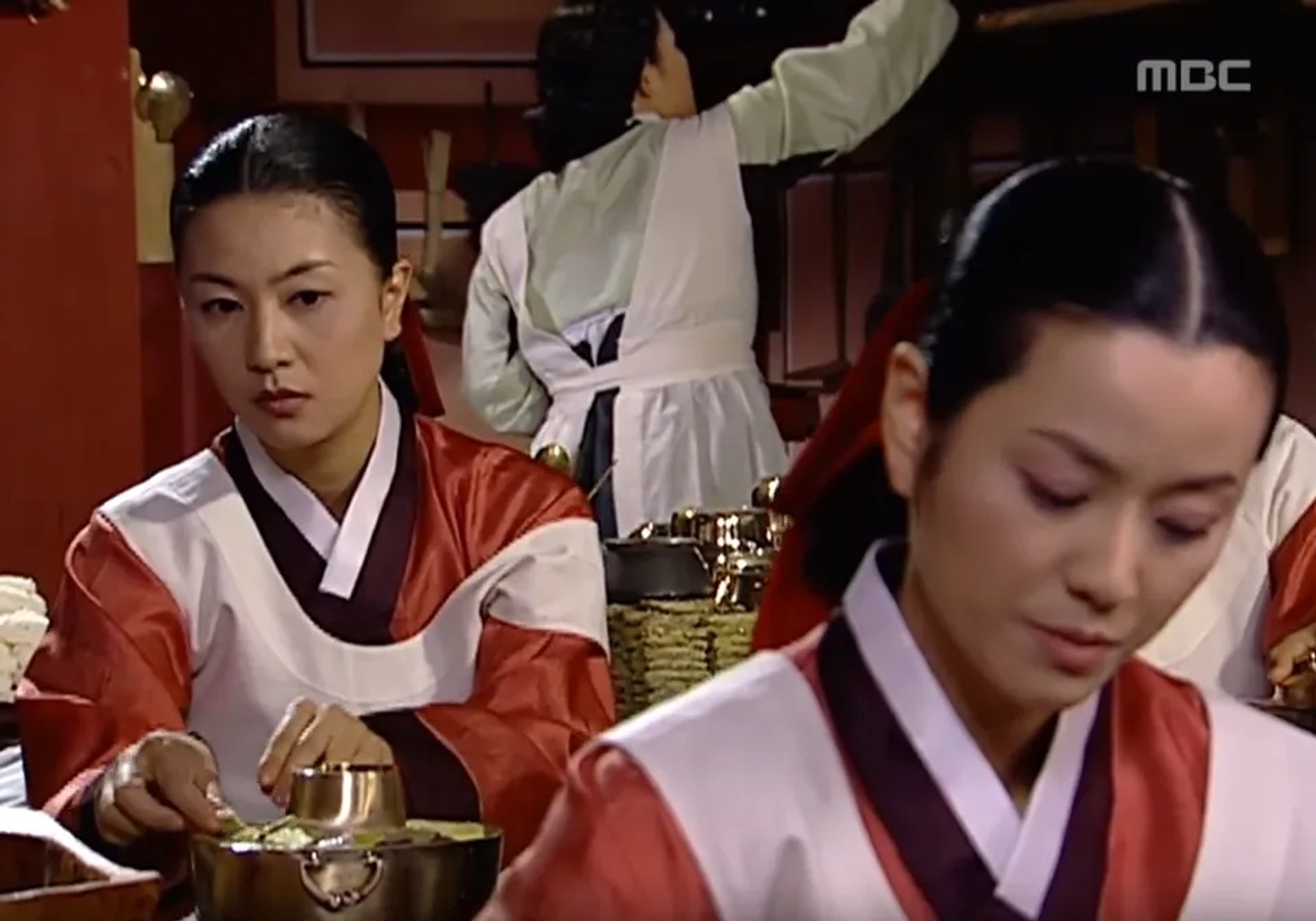 Hye-seon Kim and Mi-ri Gyeon in The Great Jang-Geum (2003)