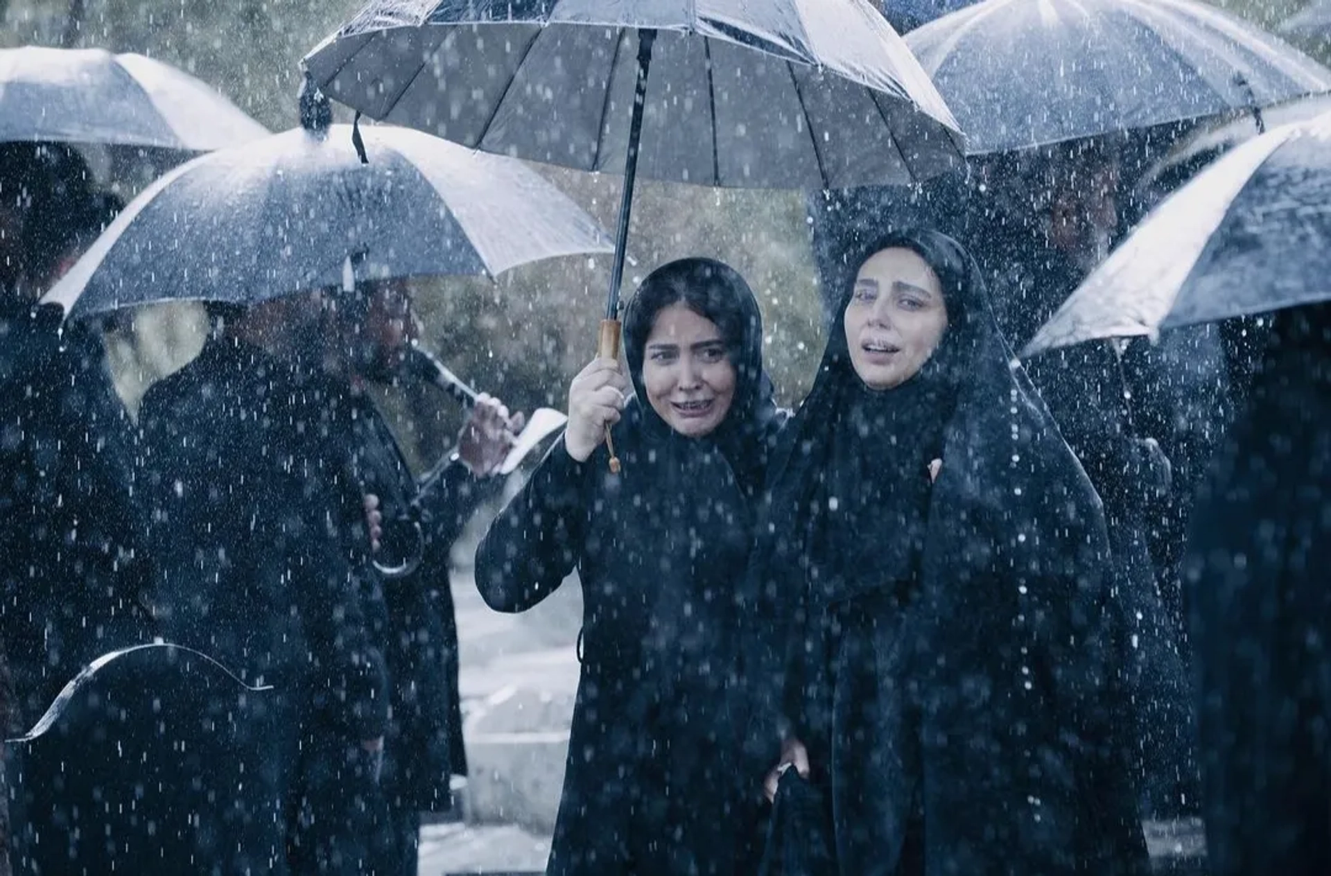 Shabnam Ghorbani and Ra'na Azadivar in The Loser Man (2022)