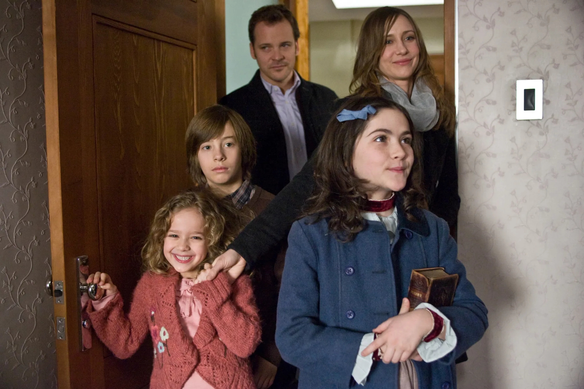 Vera Farmiga, Peter Sarsgaard, Jimmy Bennett, Isabelle Fuhrman, and Aryana Engineer in Orphan (2009)