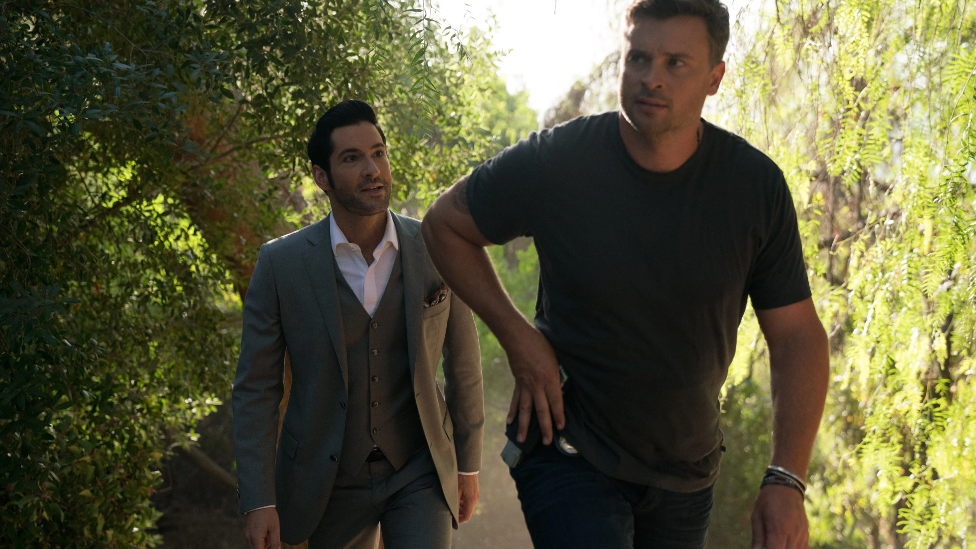 Tom Ellis and Tom Welling in Lucifer (2016)