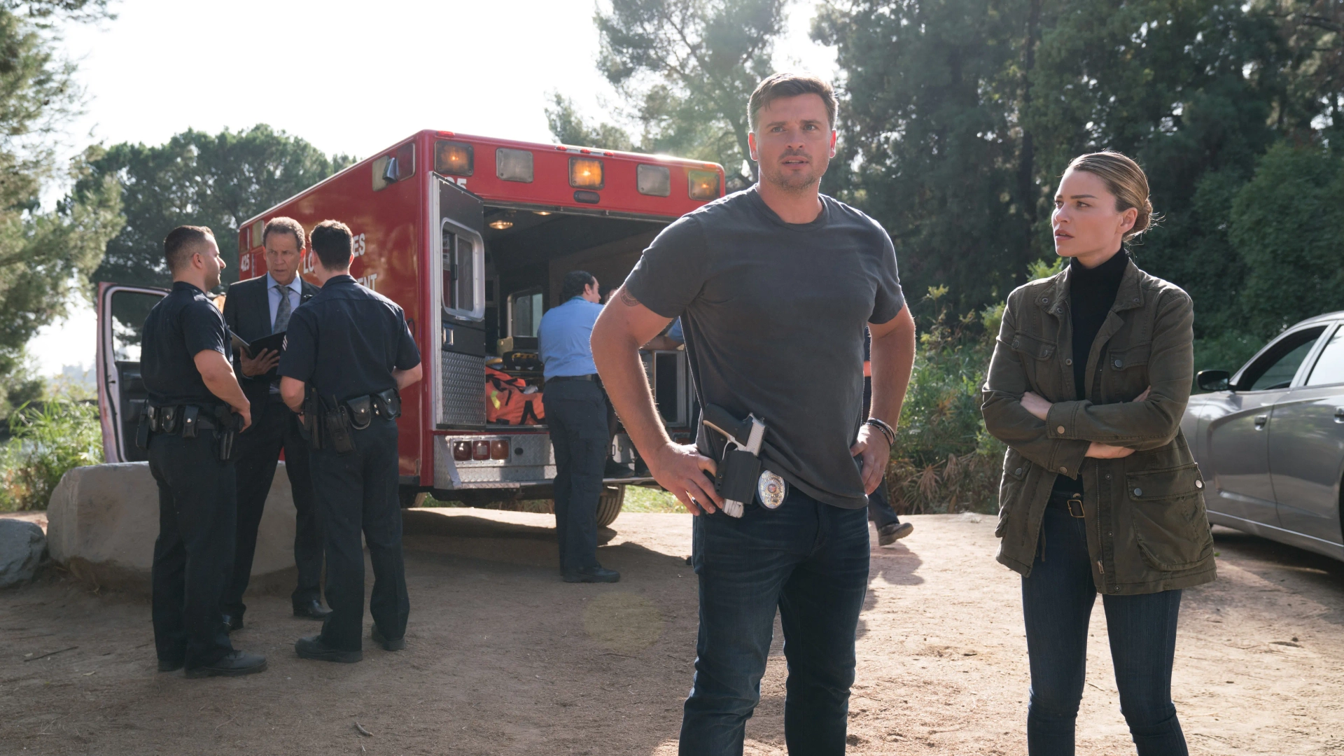 Lauren German and Tom Welling in Lucifer (2016)