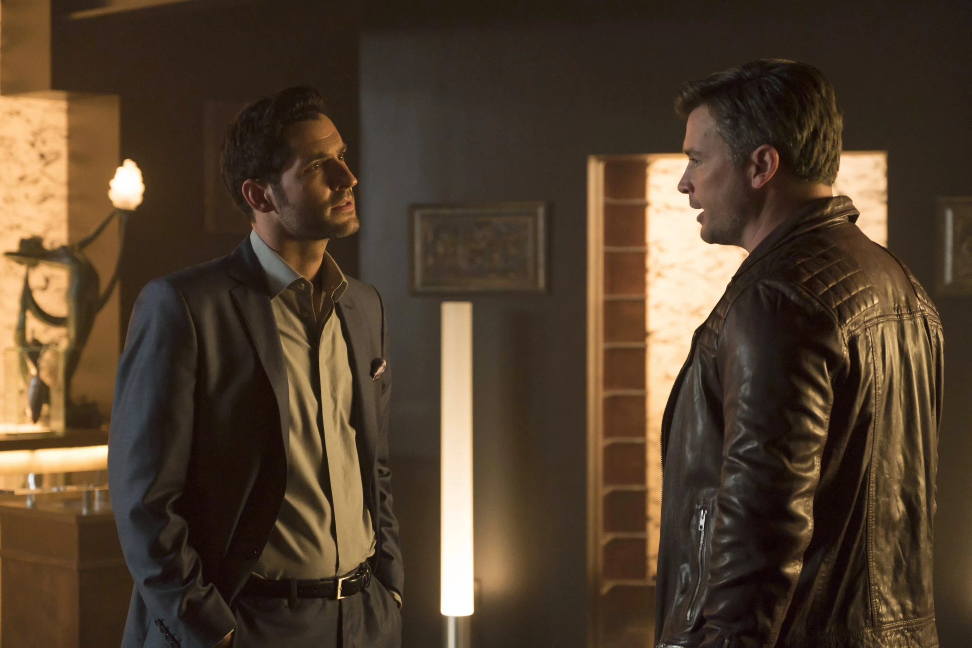 Tom Ellis and Tom Welling in Lucifer (2016)