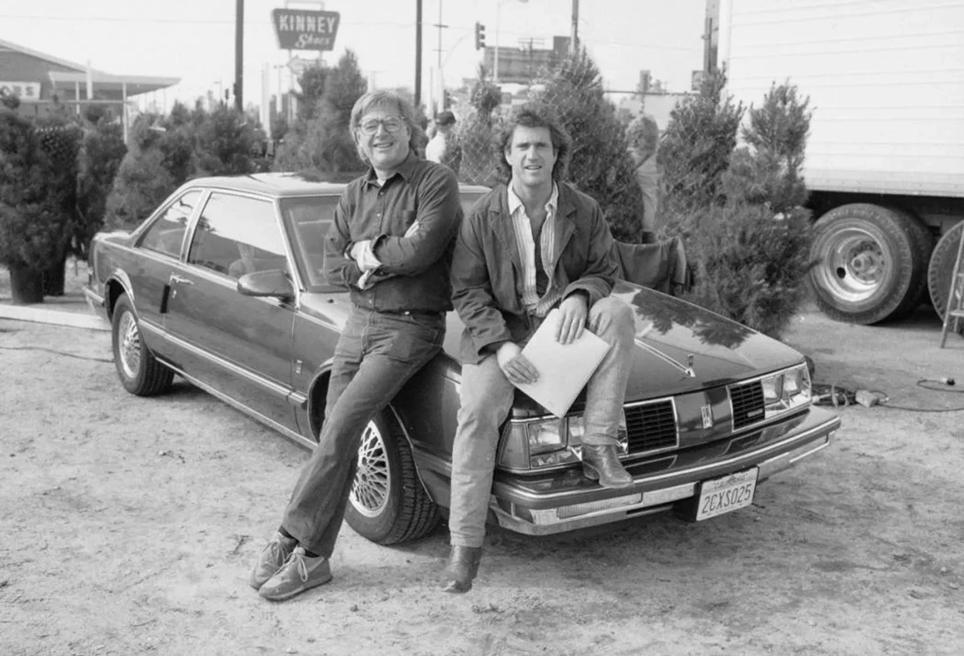 Mel Gibson and Richard Donner in Lethal Weapon (1987)