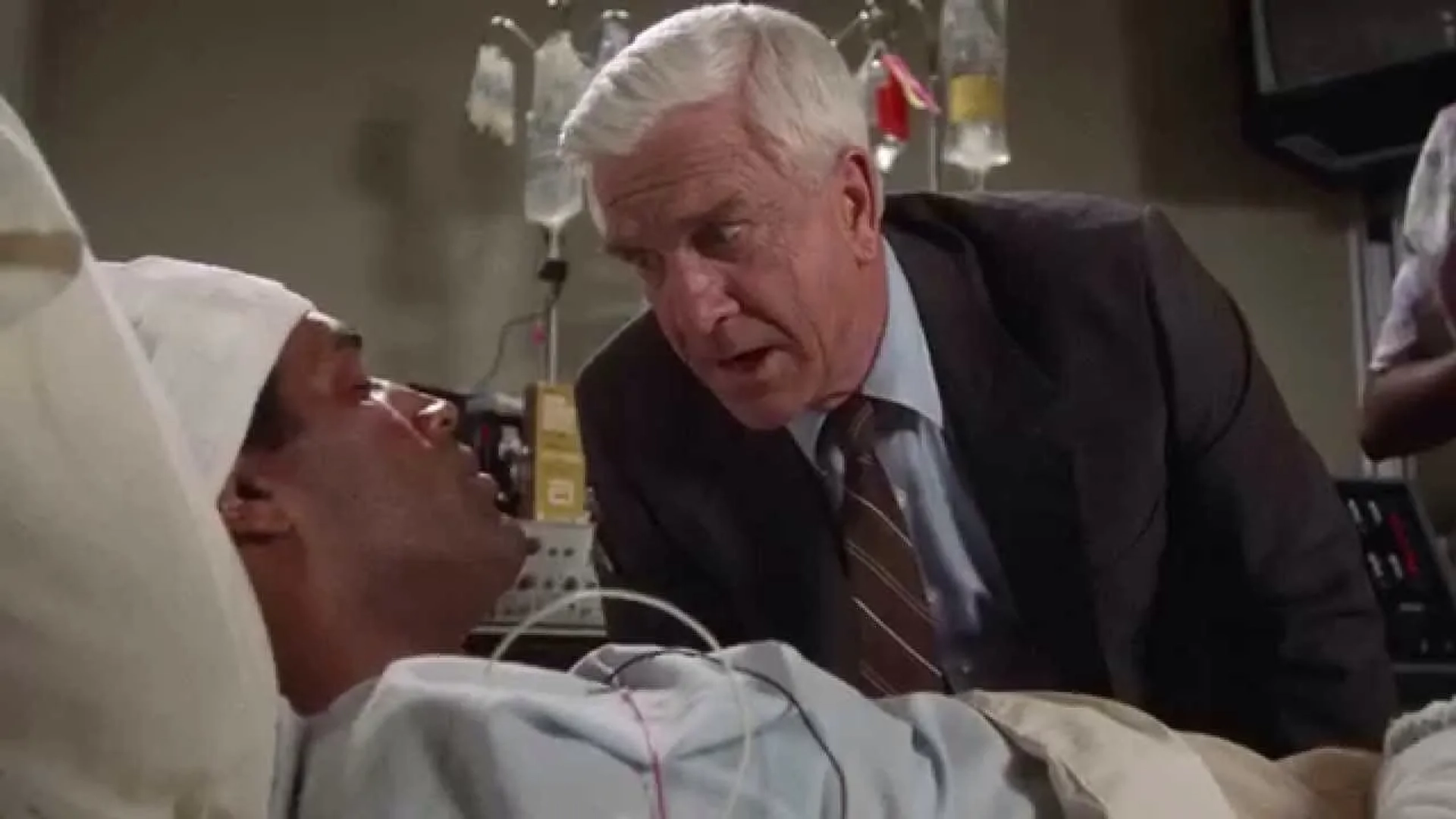 Leslie Nielsen and O.J. Simpson in The Naked Gun: From the Files of Police Squad! (1988)