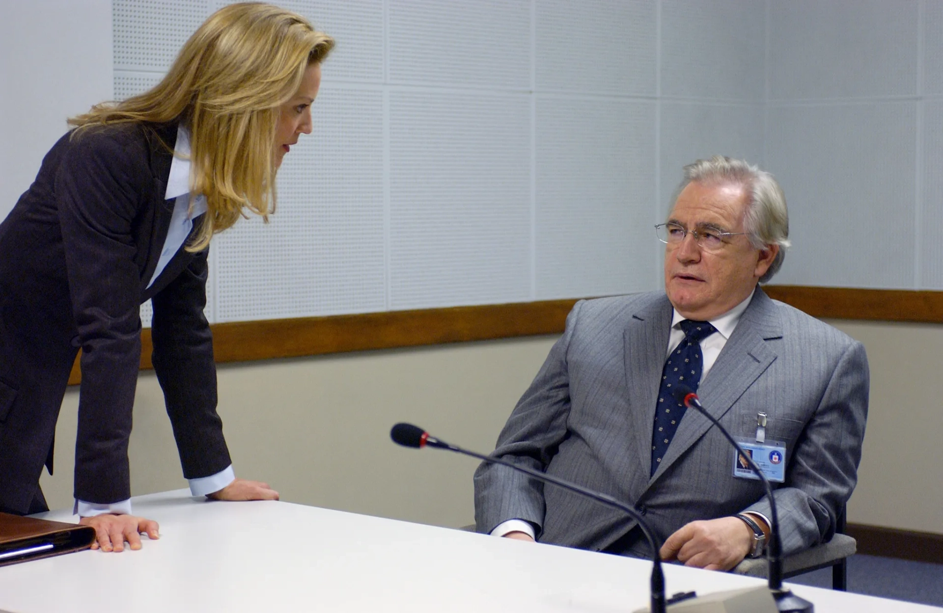 Joan Allen and Brian Cox in The Bourne Supremacy (2004)