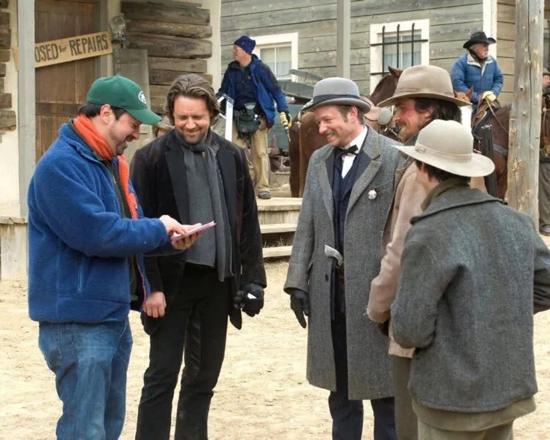 Russell Crowe, Christian Bale, James Mangold, Logan Lerman, and Dallas Roberts in 3:10 to Yuma (2007)