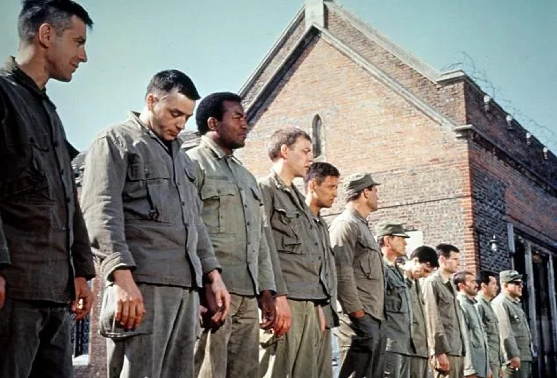 Charles Bronson, Jim Brown, John Cassavetes, Telly Savalas, Stuart Cooper, Tom Busby, Ben Carruthers, Trini López, Colin Maitland, Al Mancini, George Roubicek, and Clint Walker in The Dirty Dozen (1967)