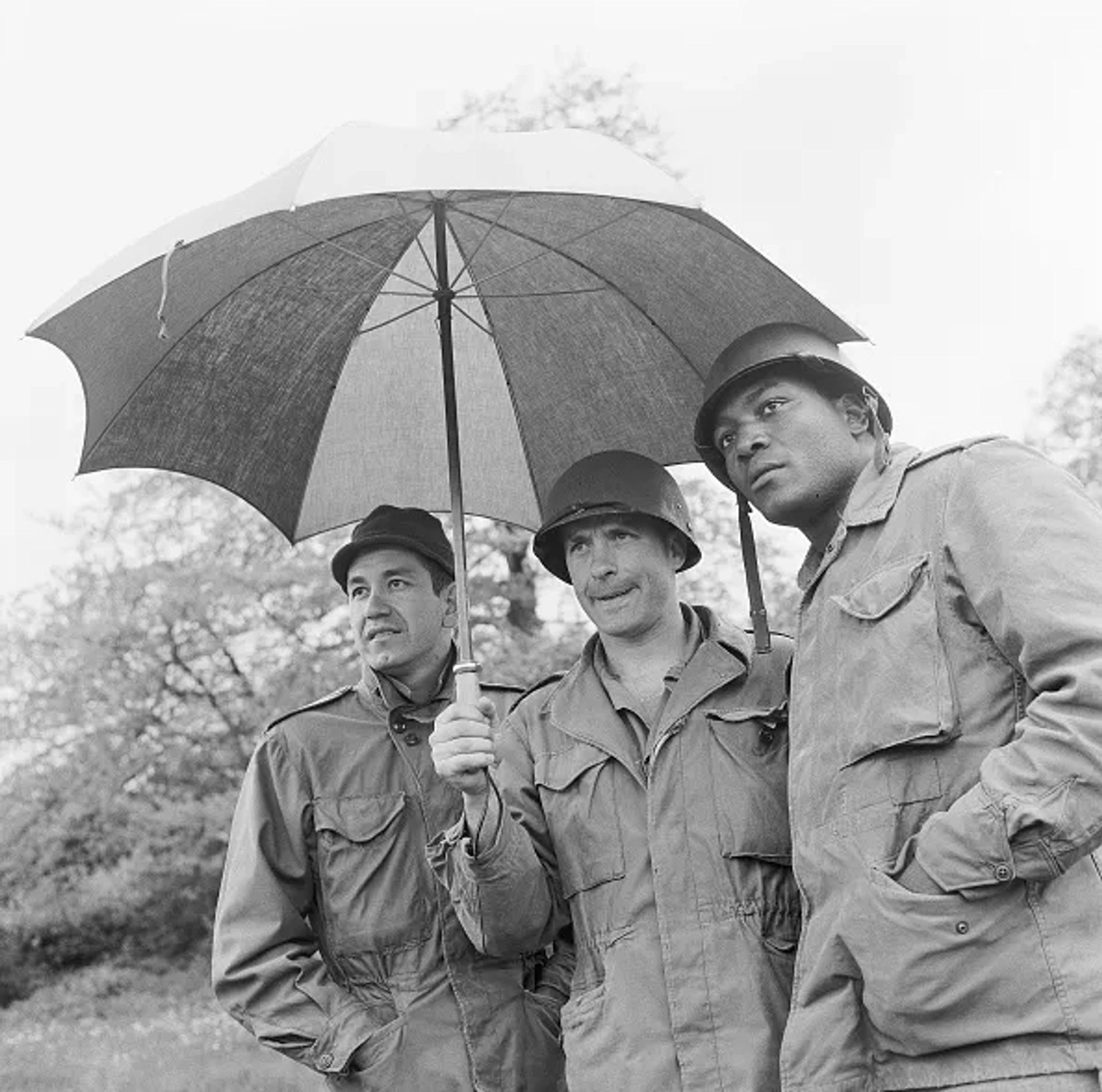 Jim Brown, John Cassavetes, and Trini López in The Dirty Dozen (1967)