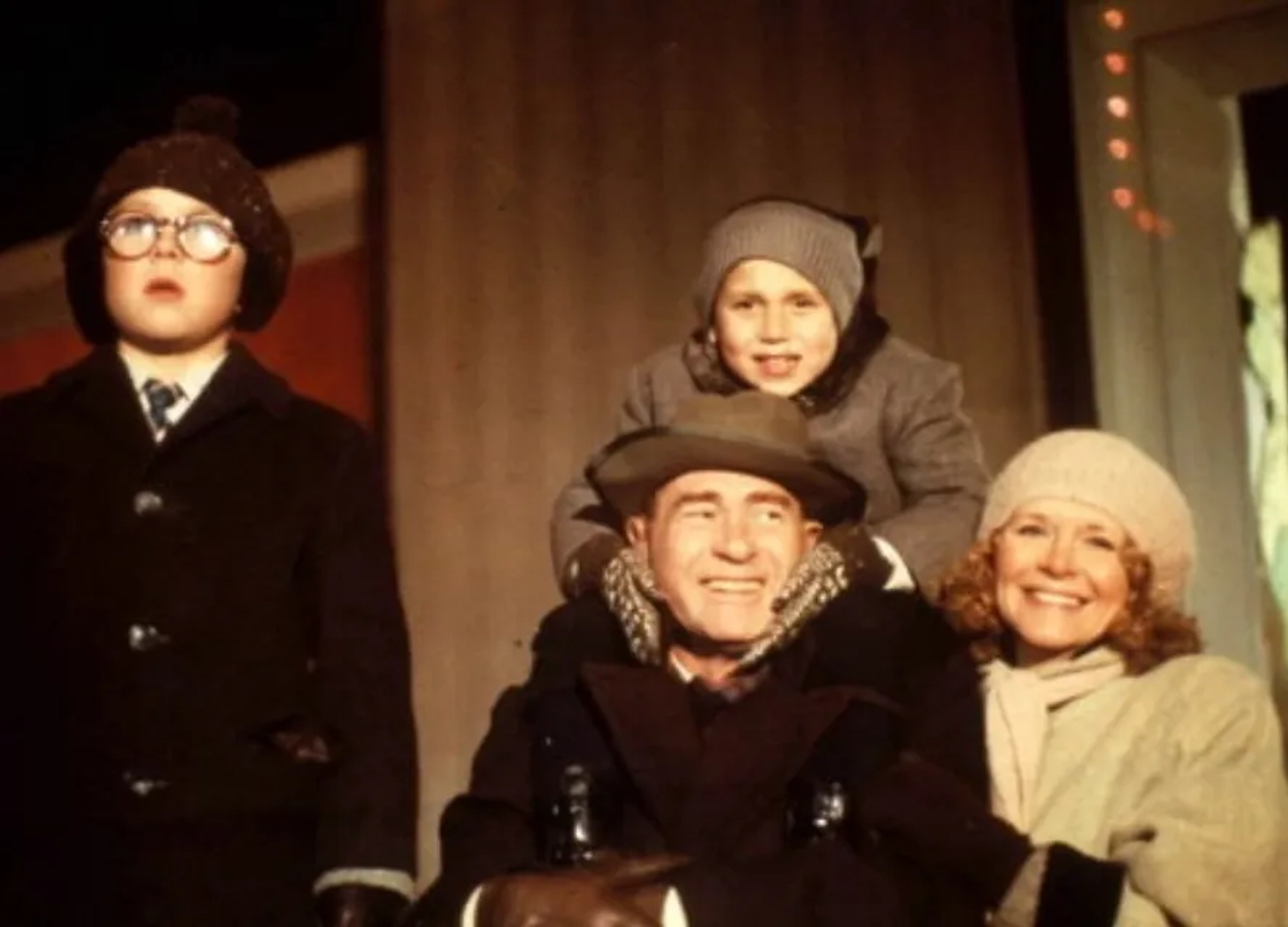 Peter Billingsley, Melinda Dillon, Darren McGavin, and Ian Petrella in A Christmas Story (1983)