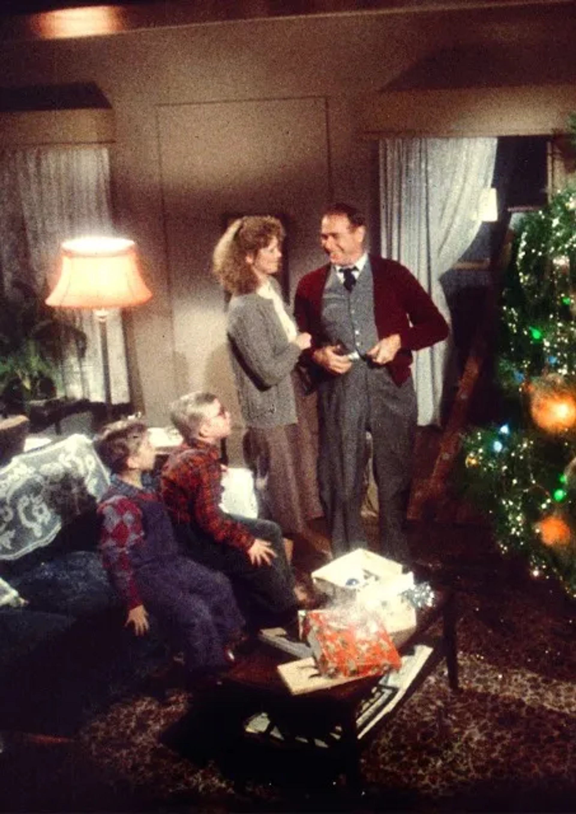 Peter Billingsley, Melinda Dillon, Darren McGavin, and Ian Petrella in A Christmas Story (1983)