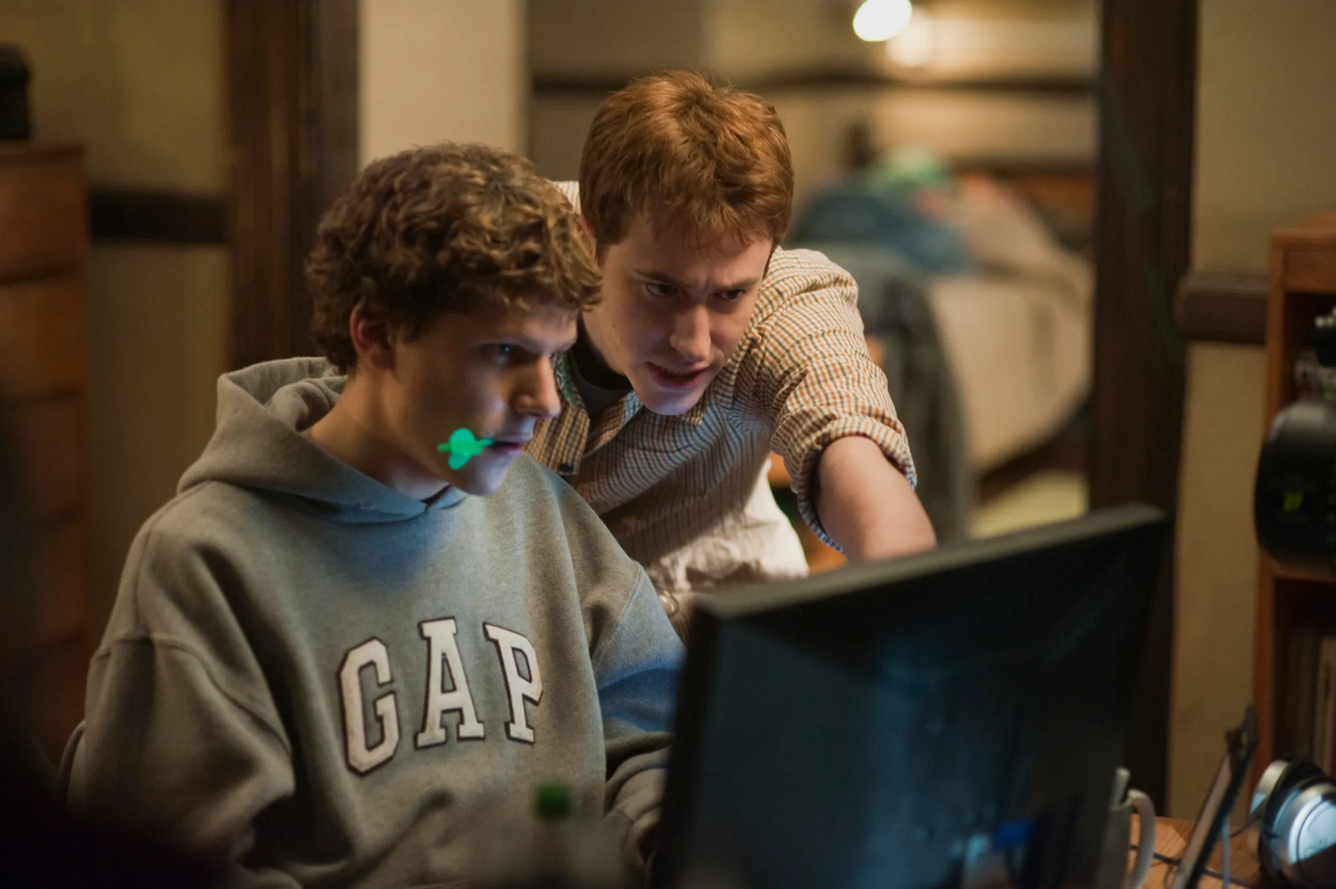 Joseph Mazzello and Jesse Eisenberg in The Social Network (2010)