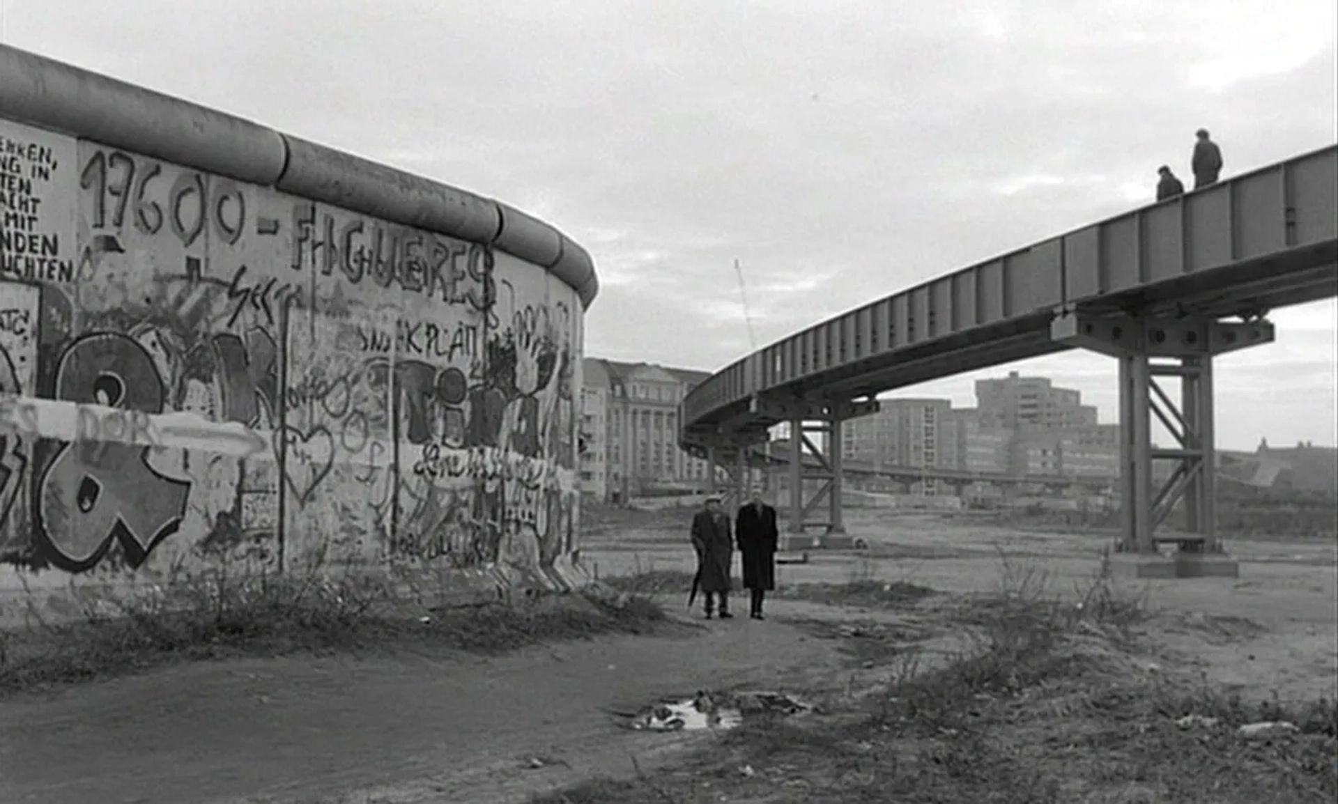 Curt Bois and Otto Sander in Wings of Desire (1987)