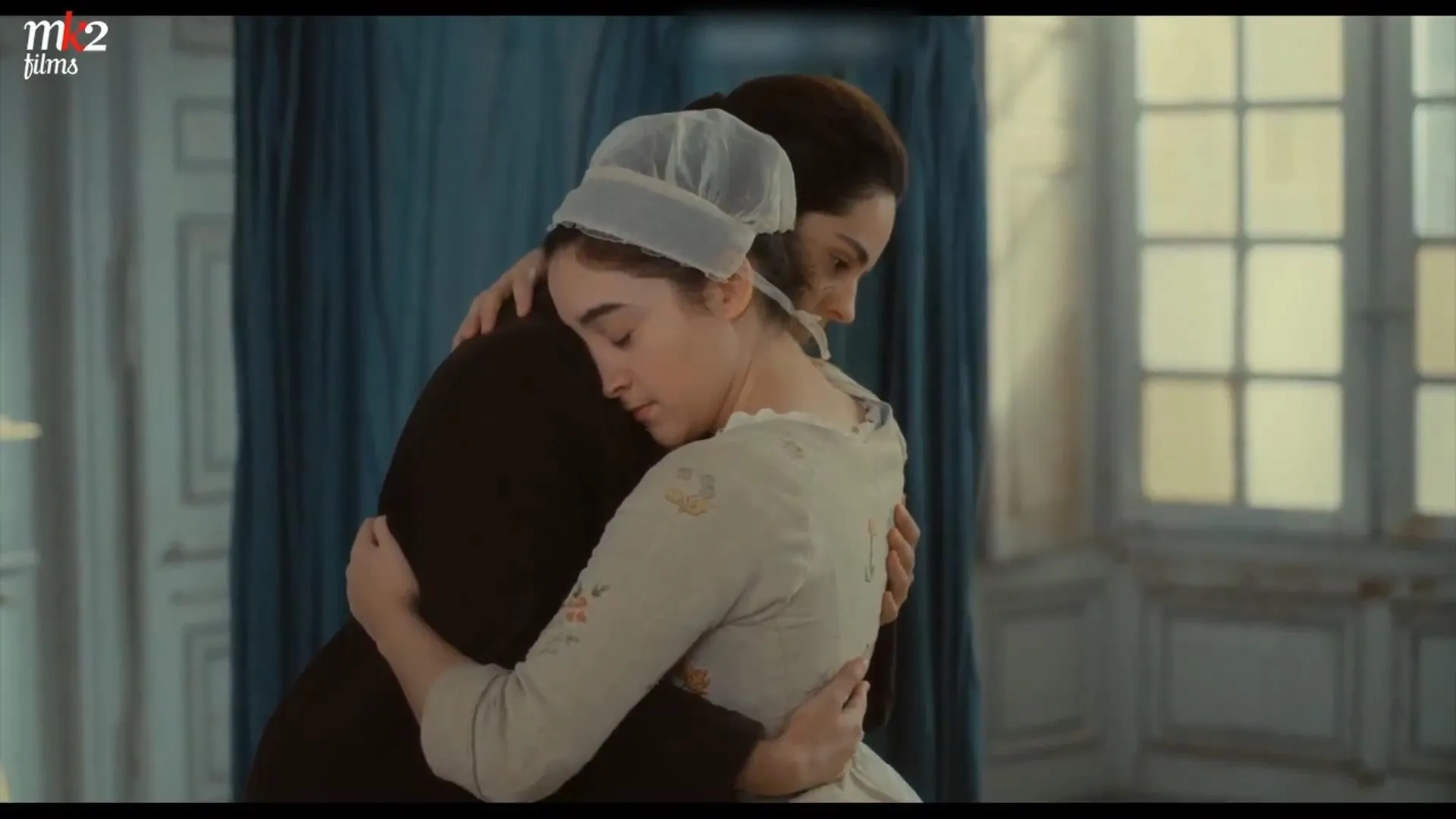 Noémie Merlant and Luàna Bajrami in Portrait of a Lady on Fire (2019)