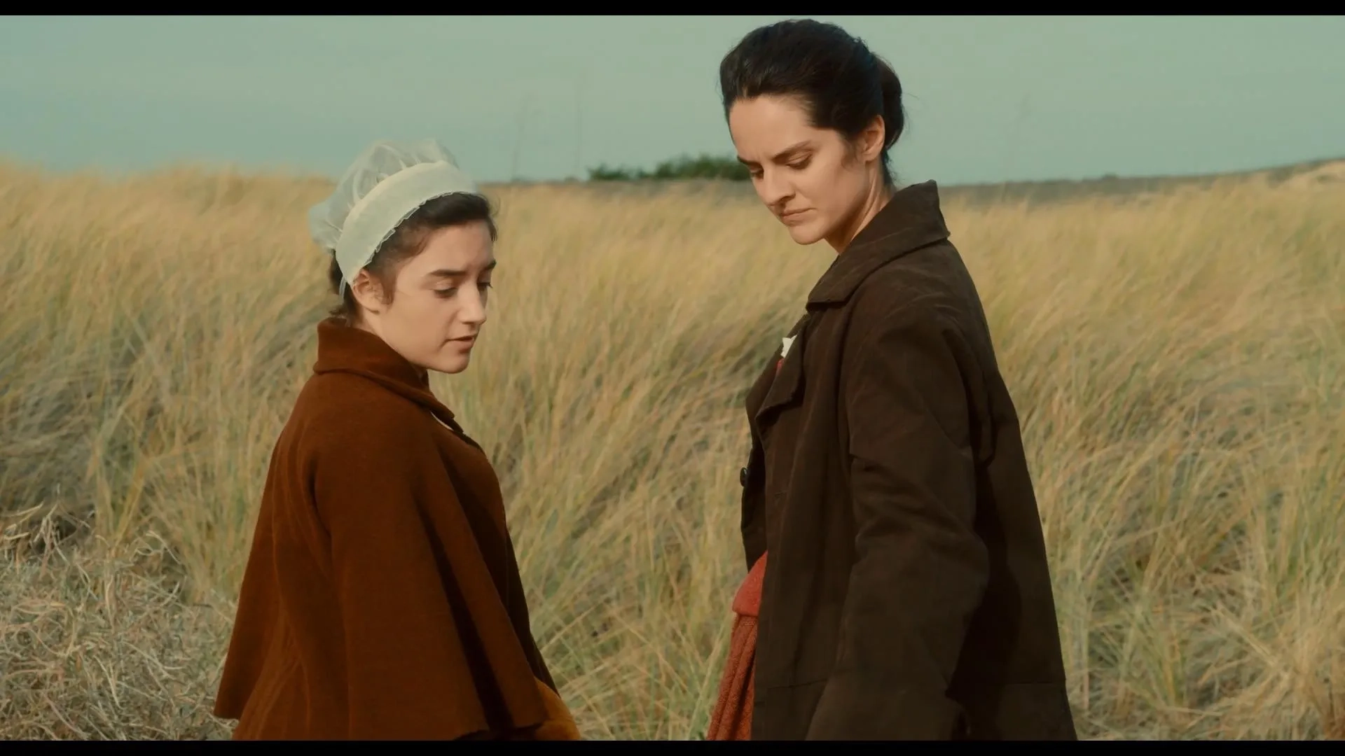 Noémie Merlant and Luàna Bajrami in Portrait of a Lady on Fire (2019)