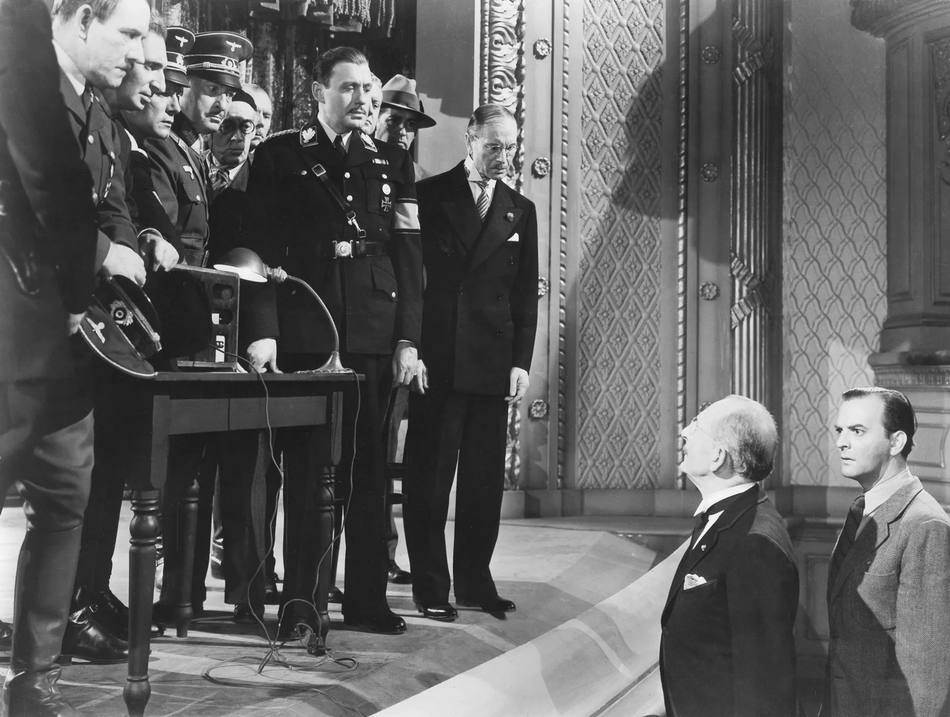 Jack Benny, Paul Barrett, Felix Bressart, Tom Dugan, James Gillette, Charles Halton, Maurice Murphy, and Gene Rizzi in To Be or Not to Be (1942)