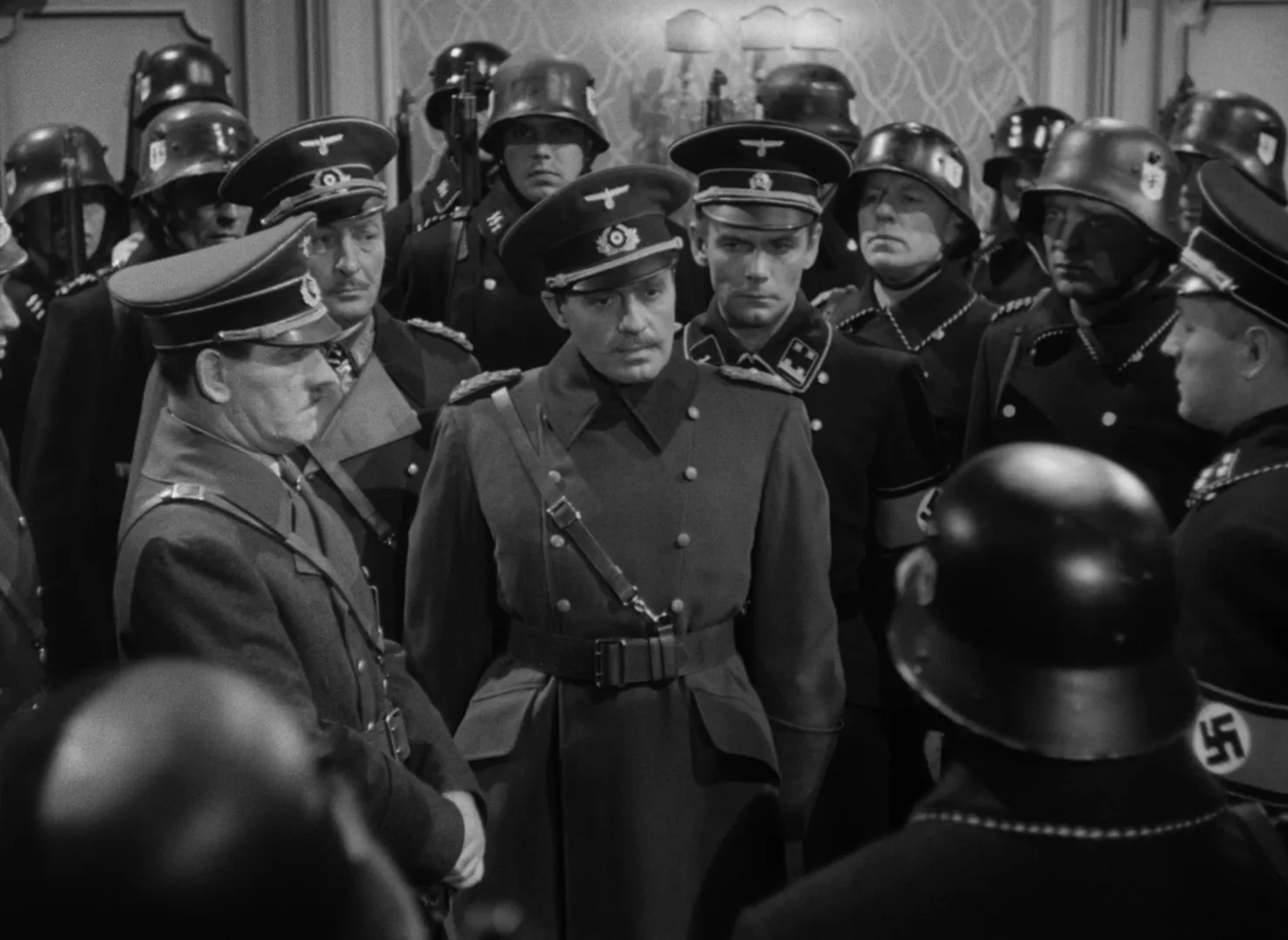 Jack Benny, Lionel Atwill, Tom Dugan, and George Lynn in To Be or Not to Be (1942)