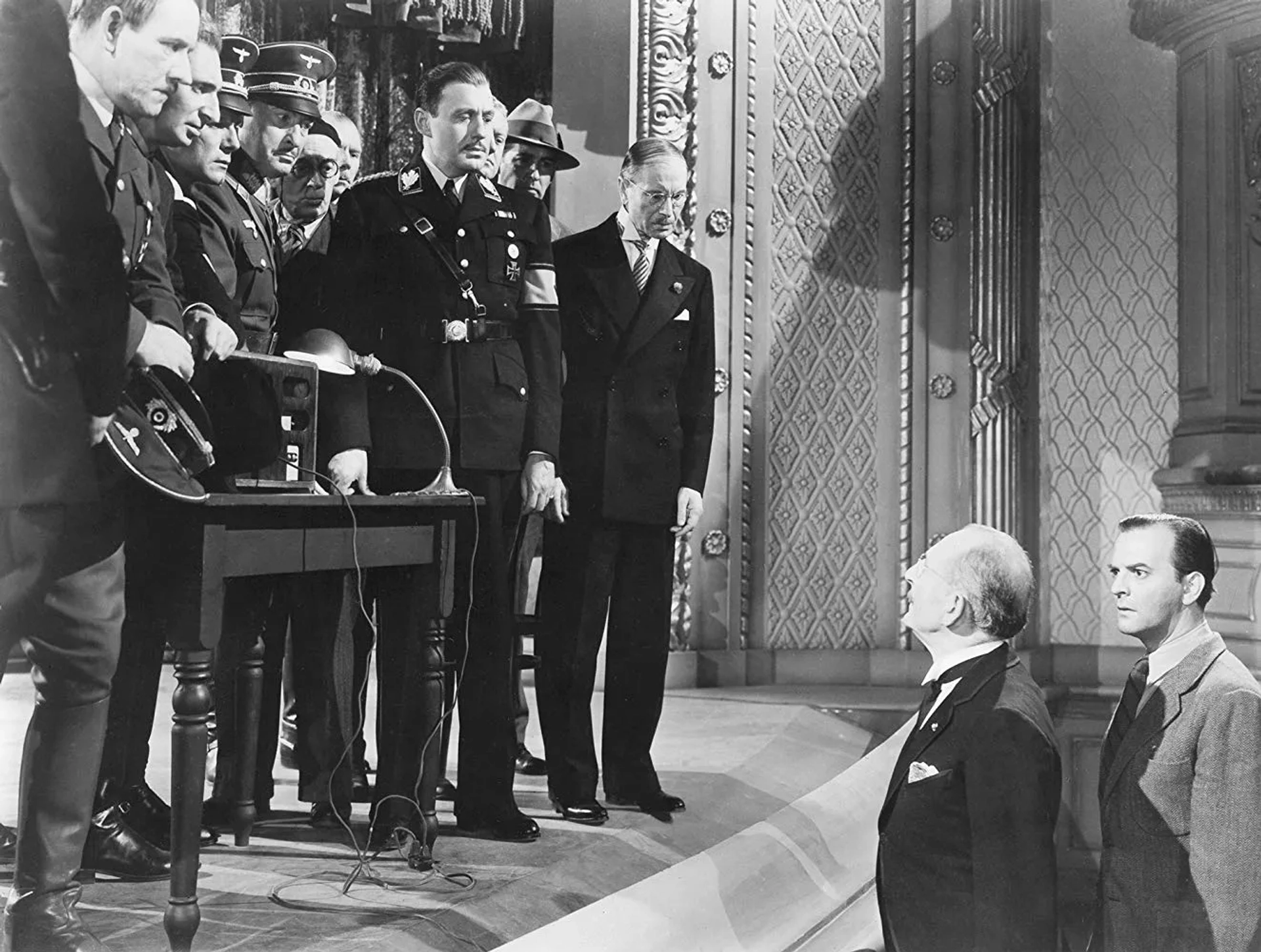 Jack Benny, Lionel Atwill, Felix Bressart, Tom Dugan, Charles Halton, George Lynn, and Frank Reicher in To Be or Not to Be (1942)