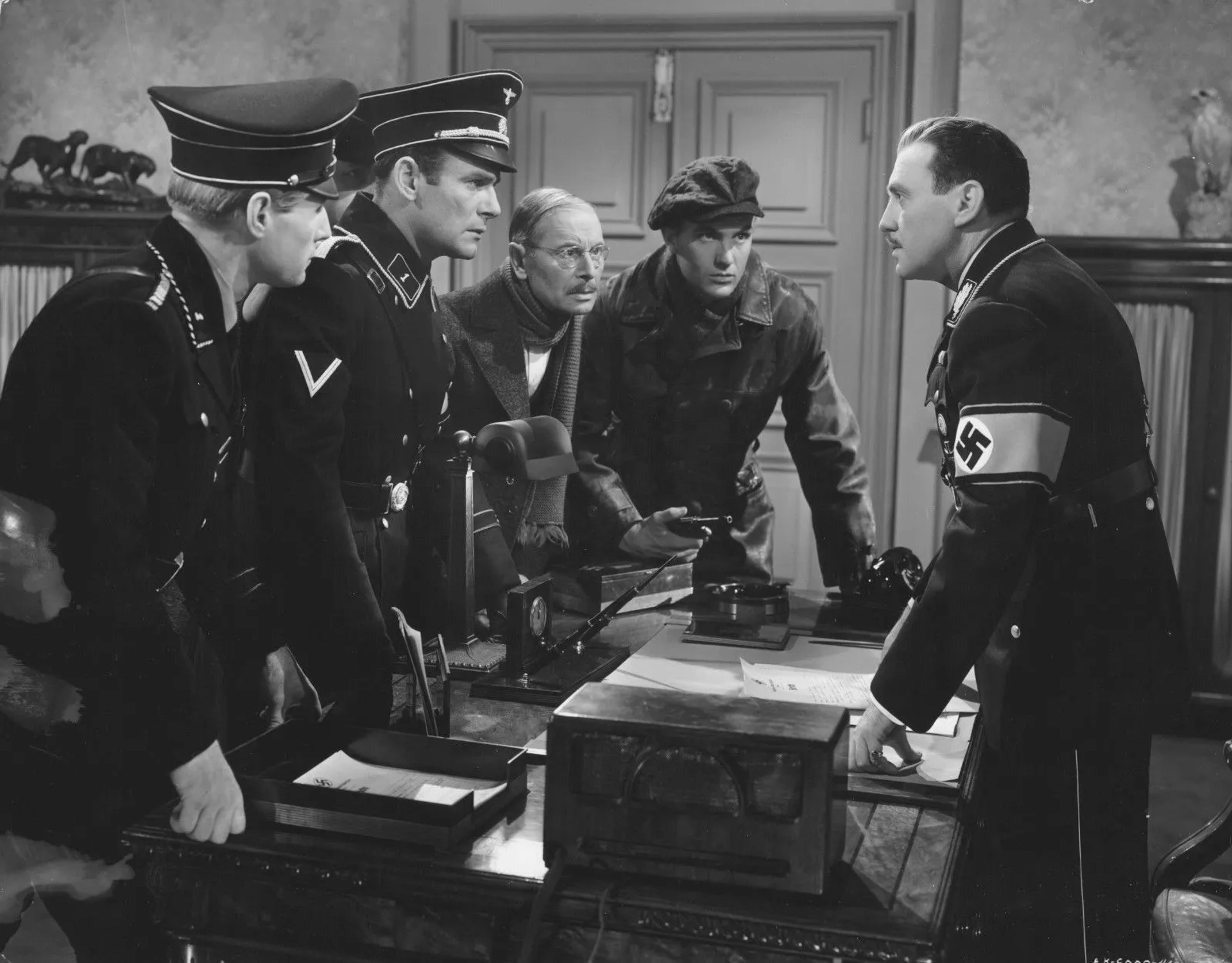 Jack Benny, Charles Halton, George Lynn, and Robert Stack in To Be or Not to Be (1942)