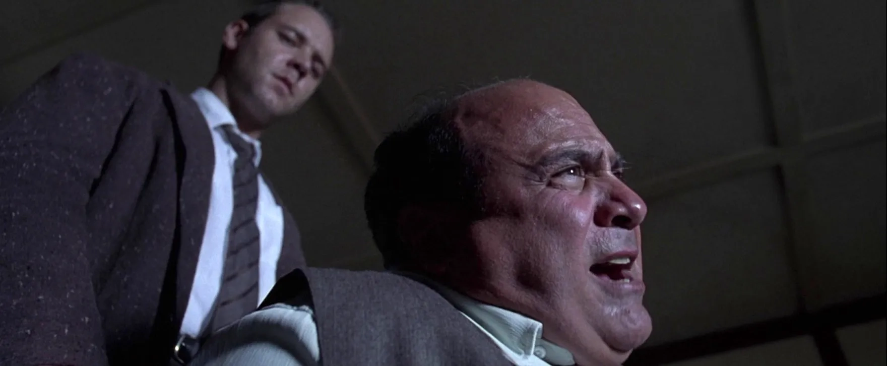Russell Crowe and Danny DeVito in L.A. Confidential (1997)