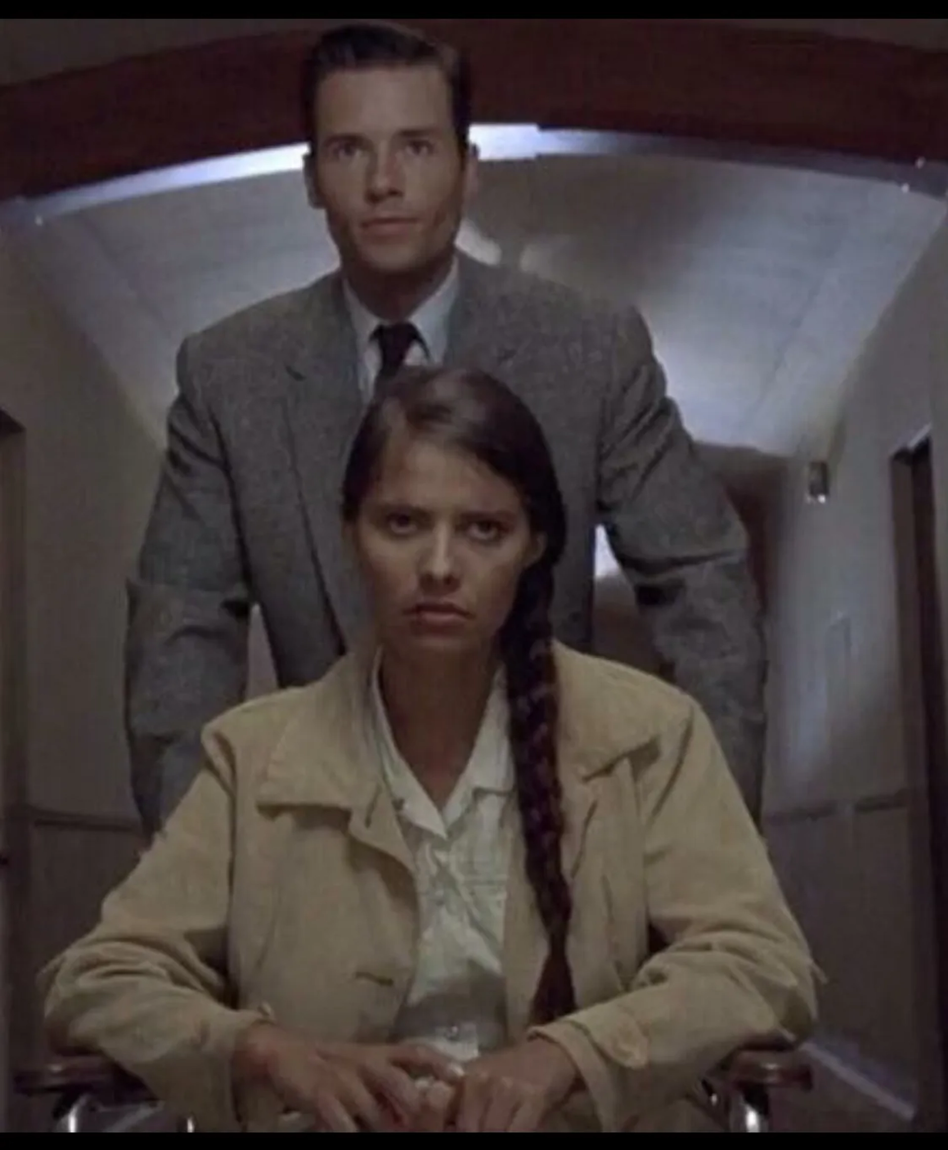 Guy Pearce and Marisol Padilla Sánchez in L.A. Confidential (1997)