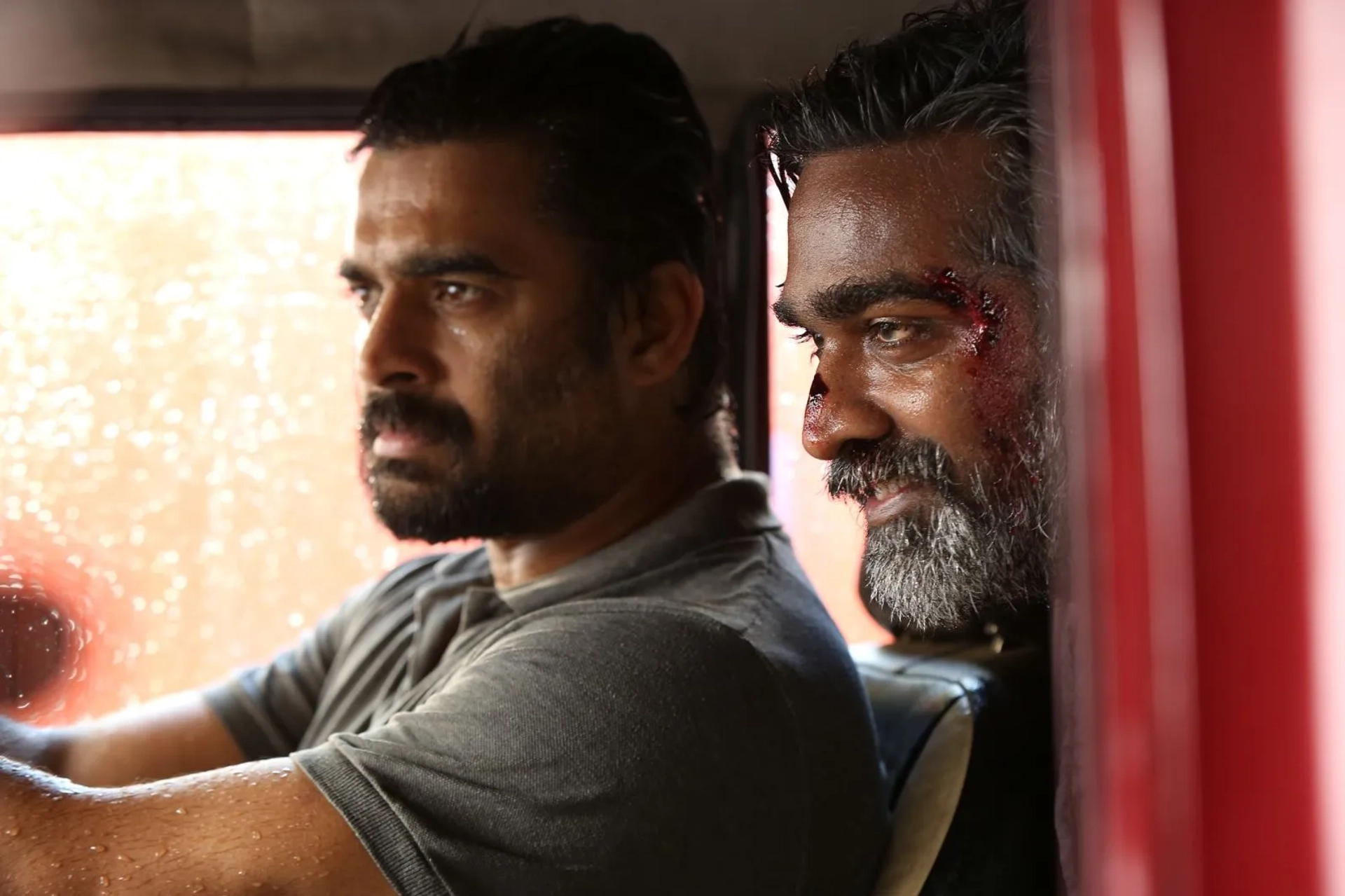 Madhavan and Vijay Sethupathi in Vikram Vedha (2017)