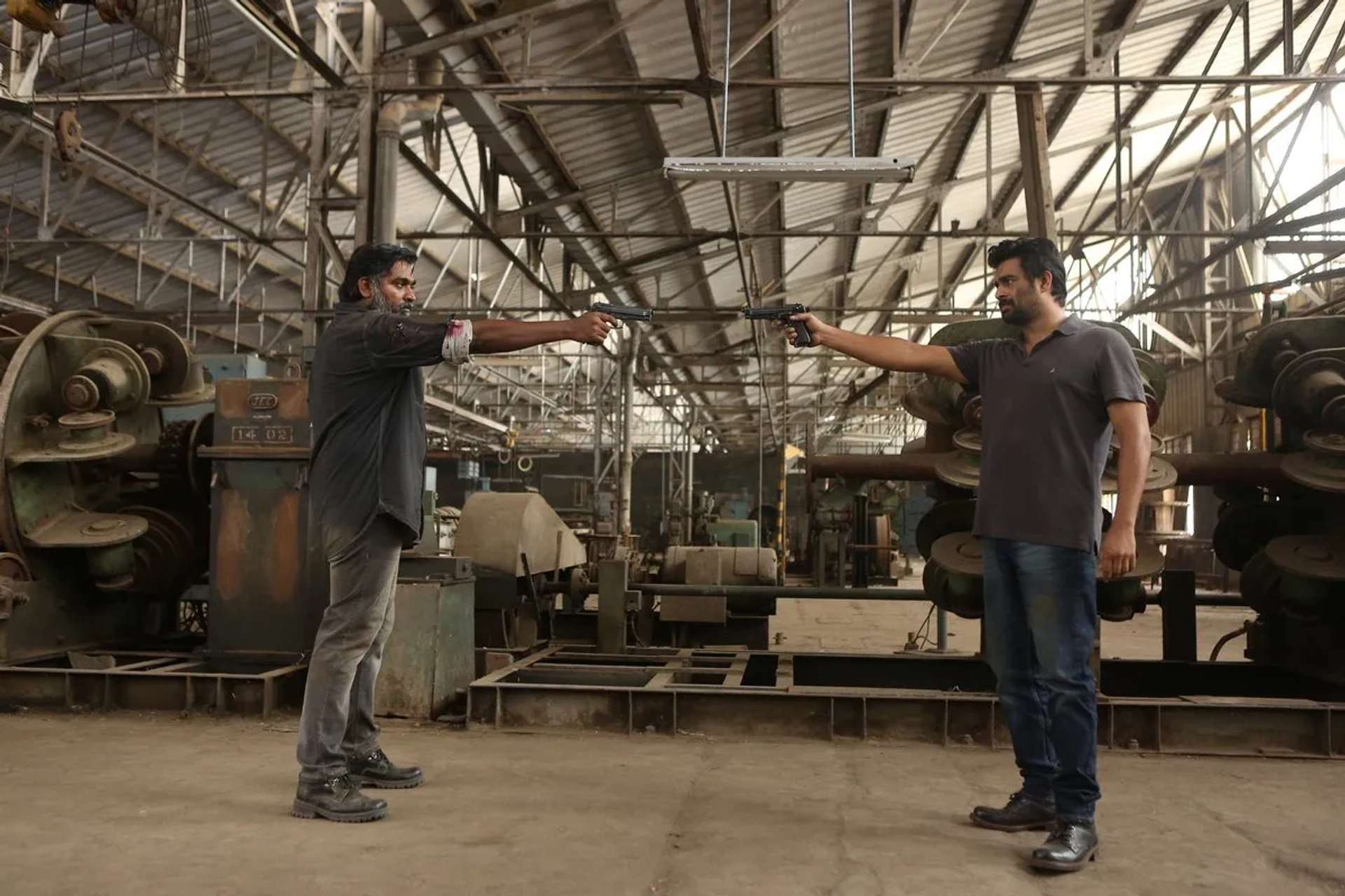 Madhavan and Vijay Sethupathi in Vikram Vedha (2017)