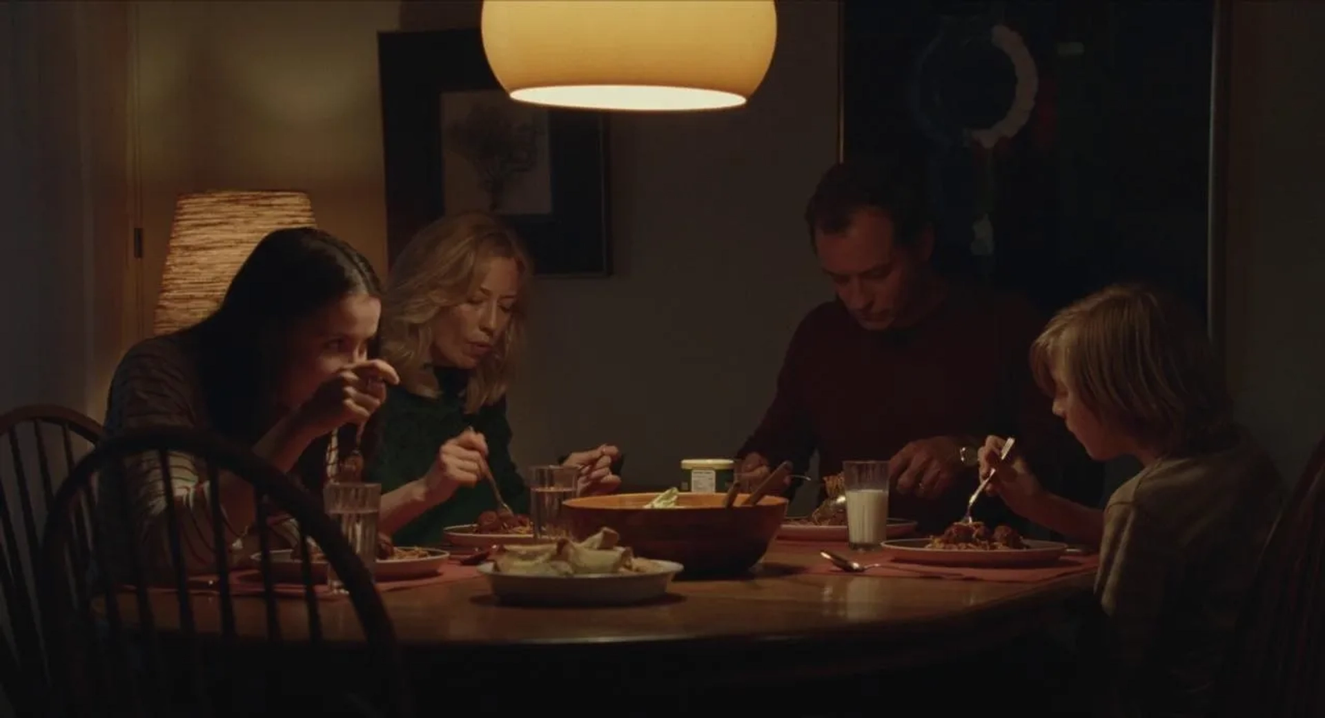 Jude Law, Carrie Coon, Oona Roche, and Charlie Shotwell in The Nest (2020)