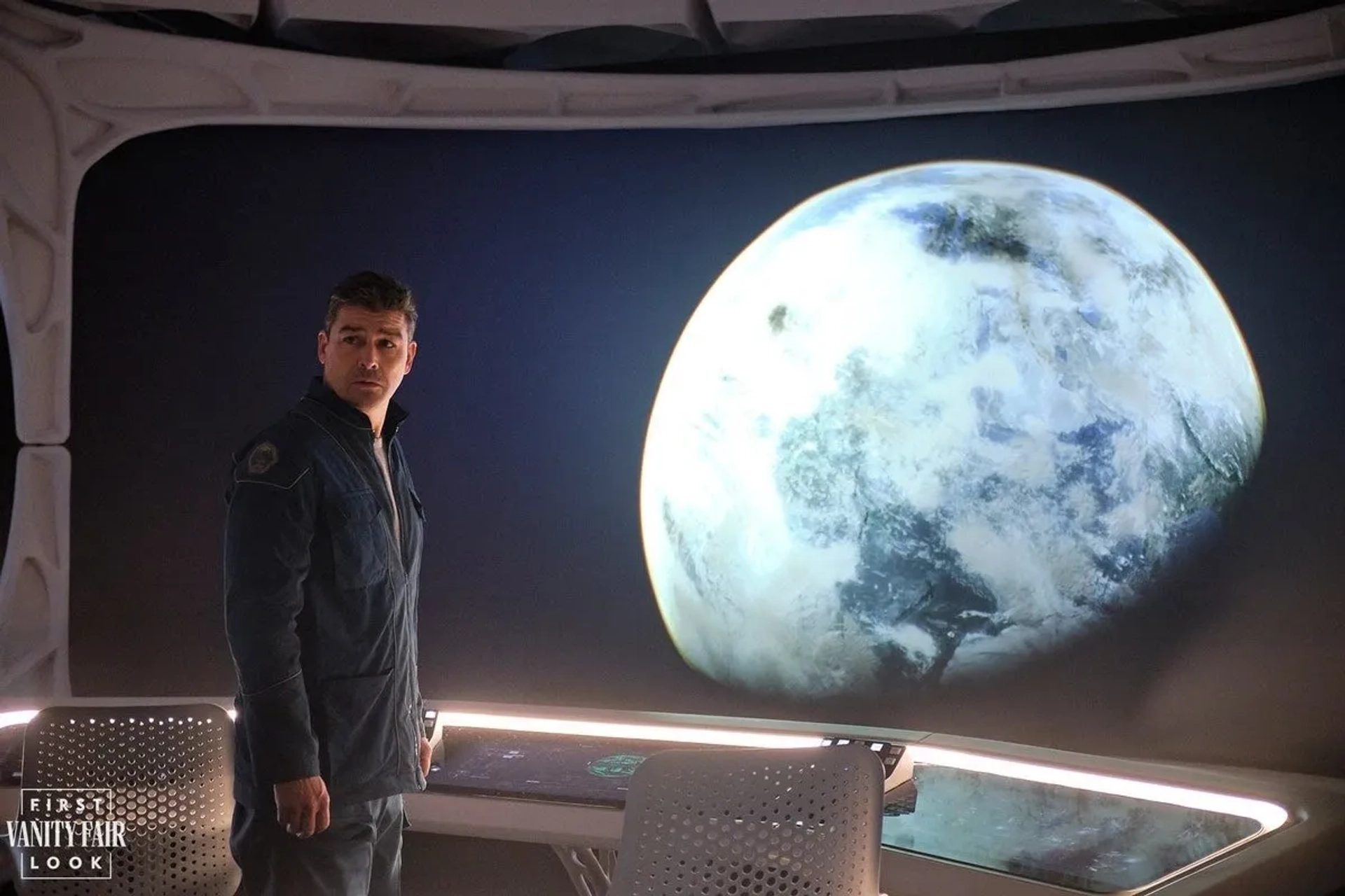 Kyle Chandler in The Midnight Sky (2020)