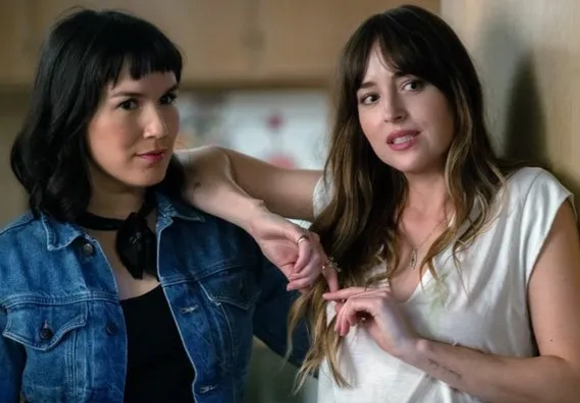 Dakota Johnson and Zoe Chao in The High Note (2020)