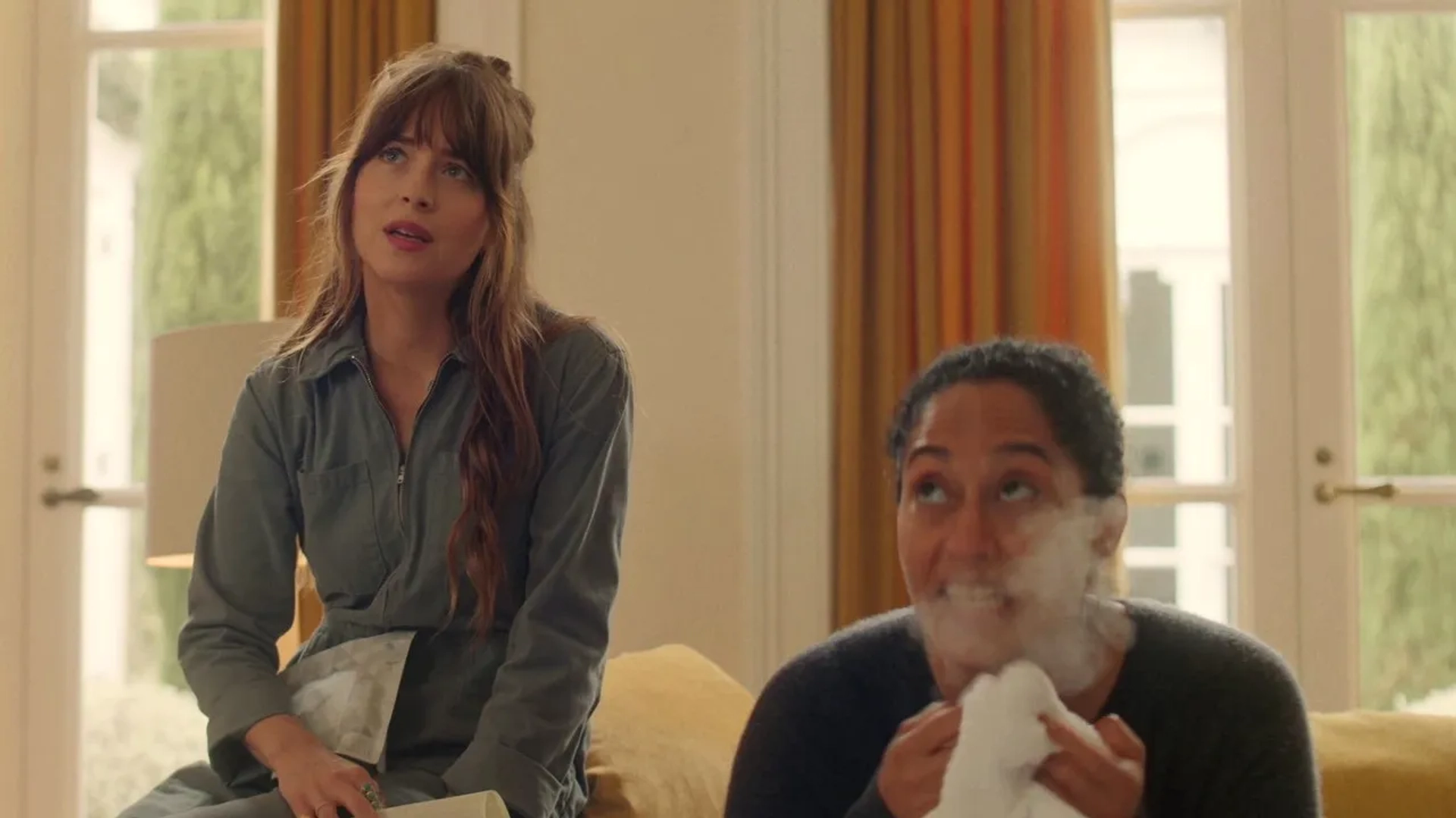 Dakota Johnson and Tracee Ellis Ross in The High Note (2020)