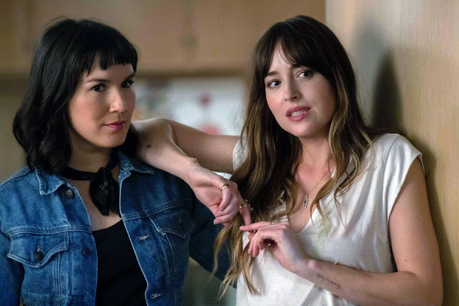 Dakota Johnson and Zoe Chao in The High Note (2020)