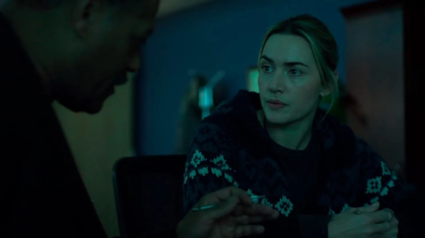 Laurence Fishburne and Kate Winslet in Contagion (2011)