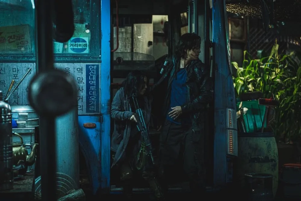 Lee Jung-hyun and Gang Dong-won in Peninsula (2020)