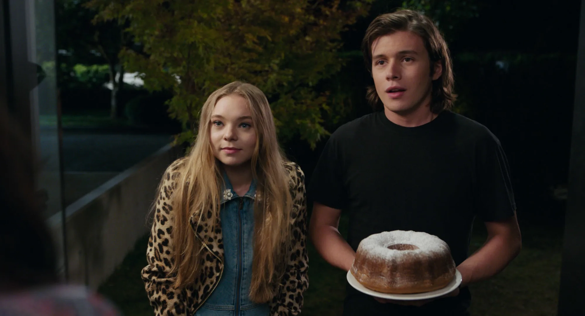 Nick Robinson and Taylor Hickson in Everything, Everything (2017)