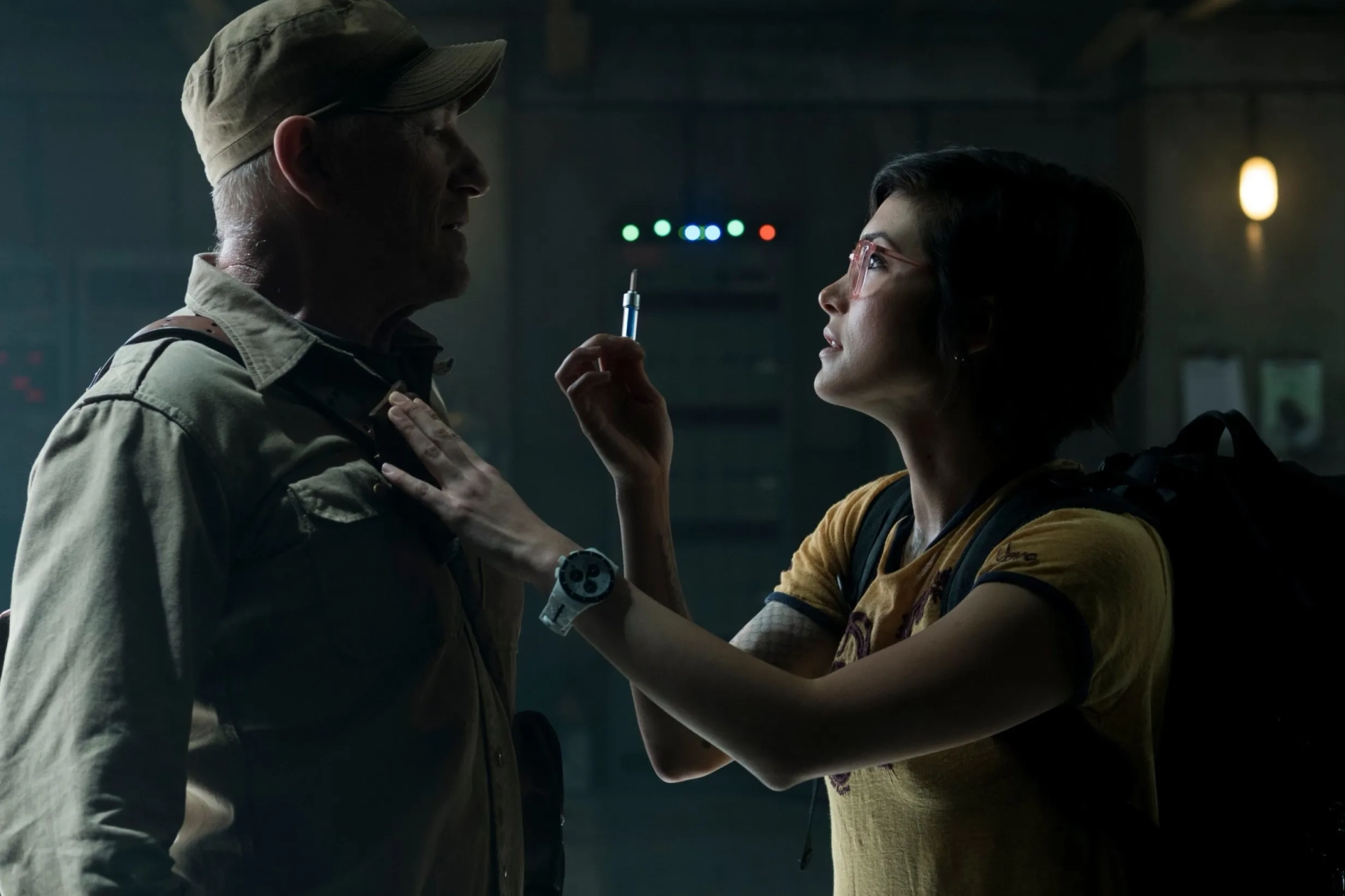 Ted Levine and Daniella Pineda in Jurassic World: Fallen Kingdom (2018)