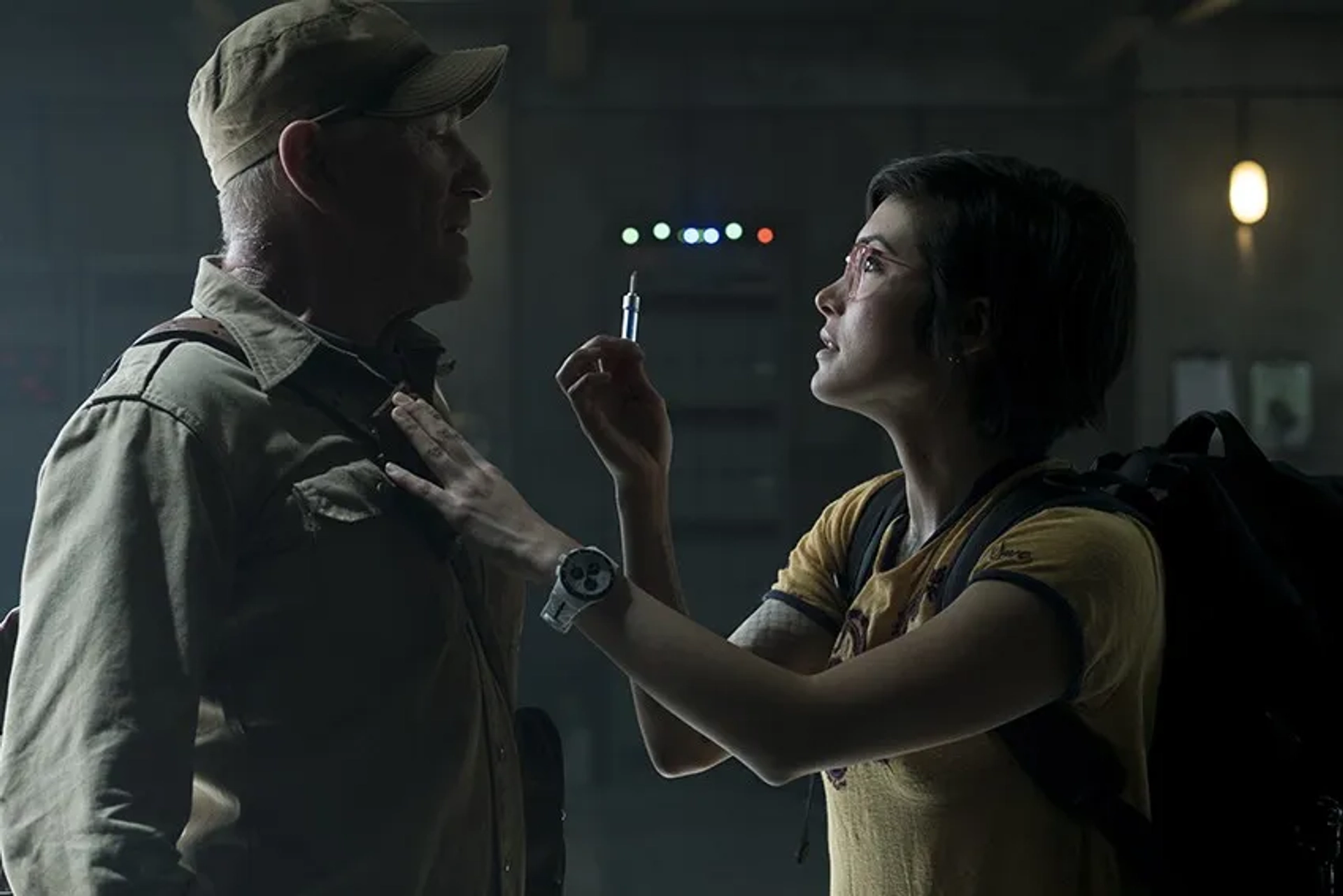 Ted Levine and Daniella Pineda in Jurassic World: Fallen Kingdom (2018)