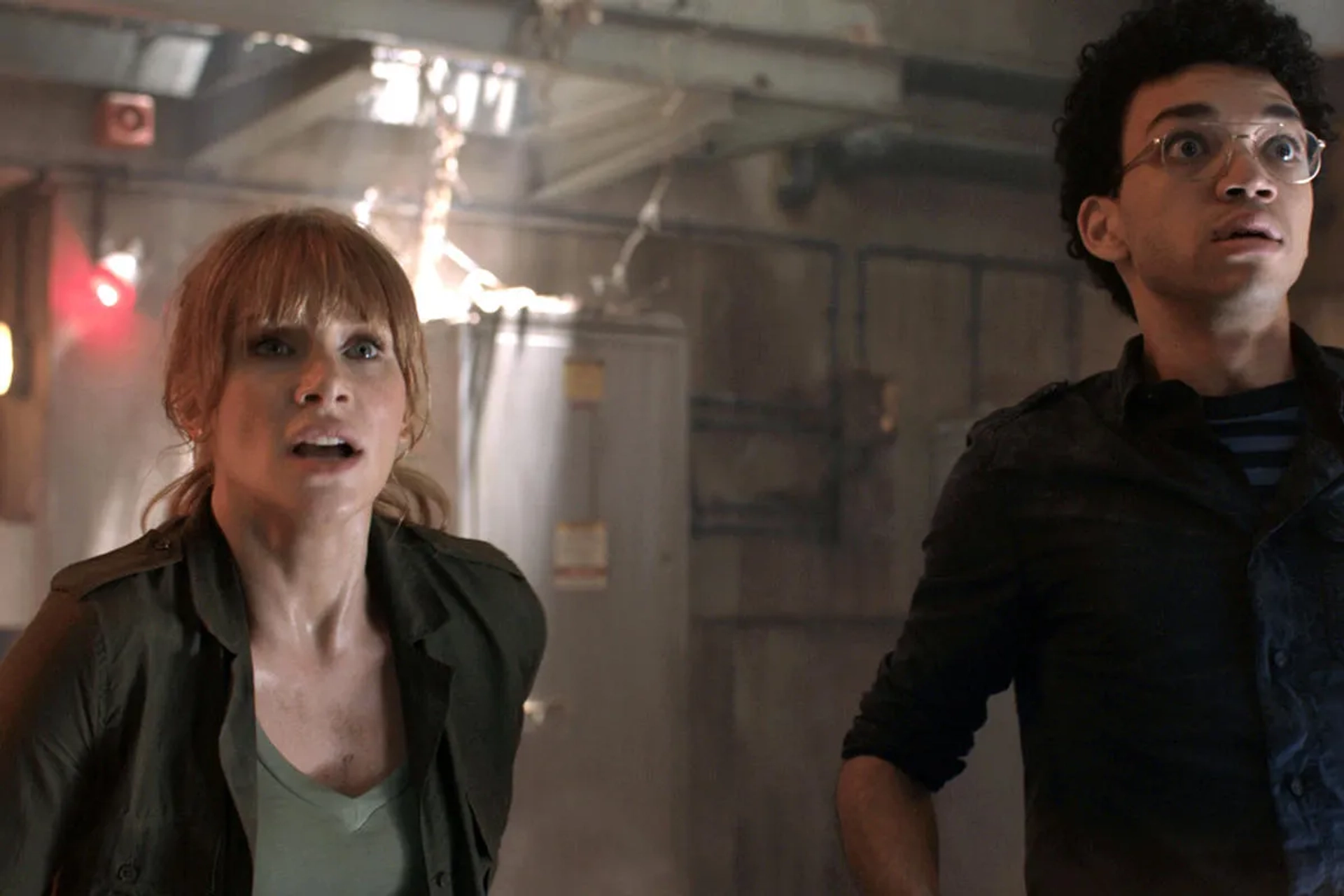 Bryce Dallas Howard and Justice Smith in Jurassic World: Fallen Kingdom (2018)