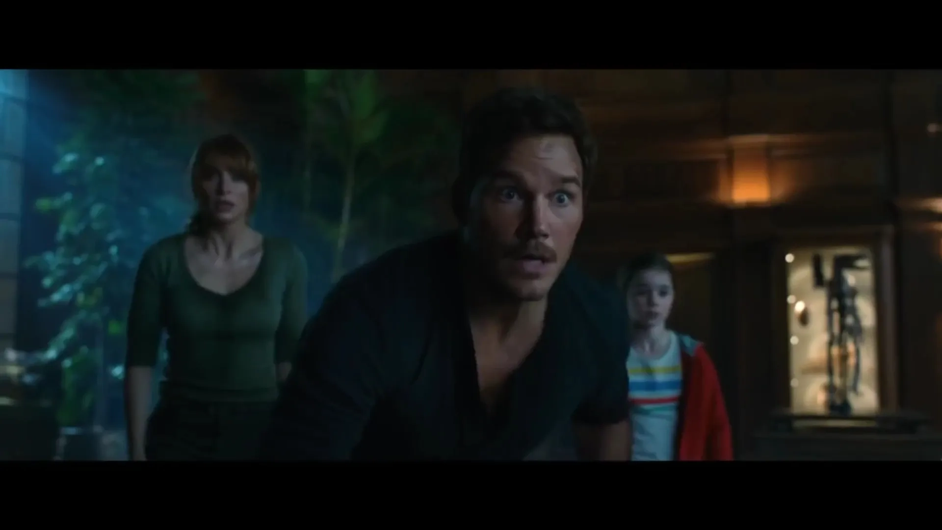 Bryce Dallas Howard, Chris Pratt, and Isabella Sermon in Jurassic World: Fallen Kingdom (2018)