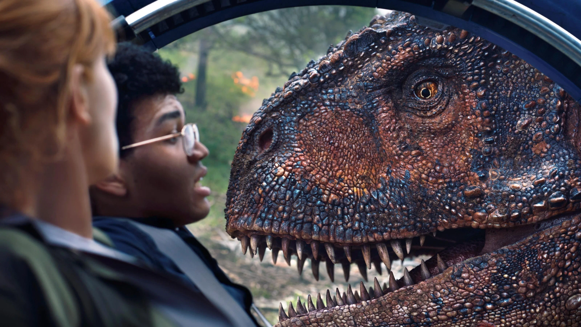 Bryce Dallas Howard and Justice Smith in Jurassic World: Fallen Kingdom (2018)