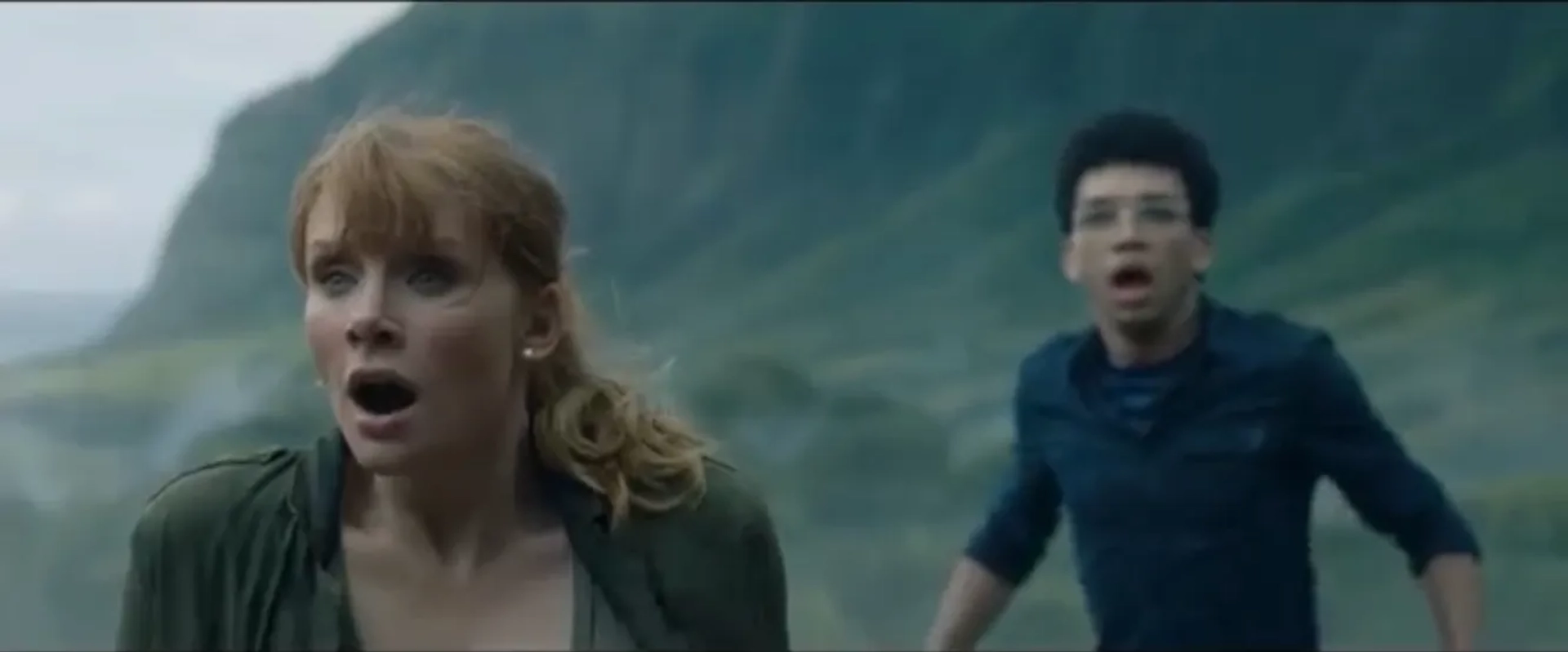 Bryce Dallas Howard and Justice Smith in Jurassic World: Fallen Kingdom (2018)