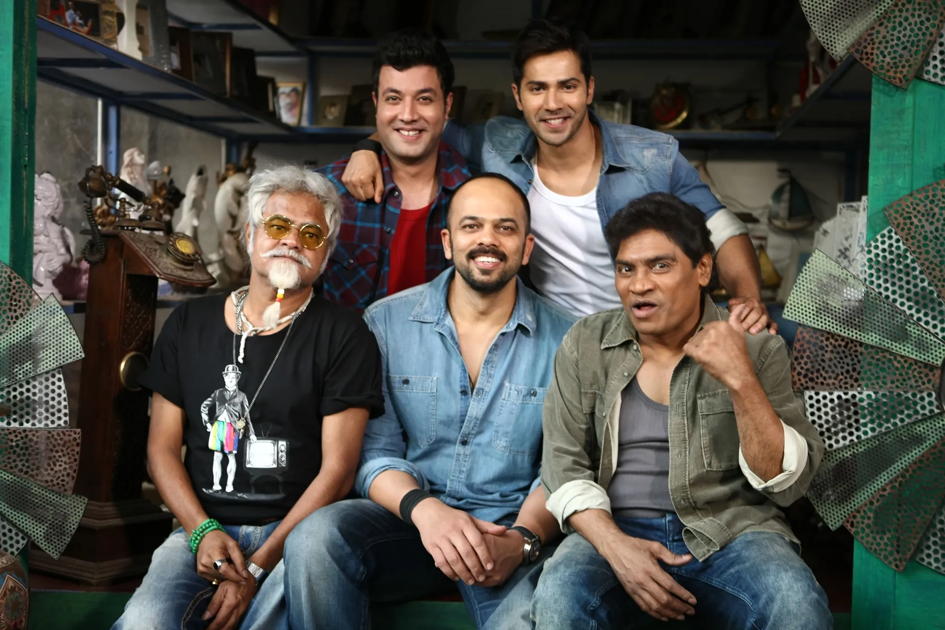 Johny Lever, Sanjay Mishra, Rohit Shetty, Varun Dhawan, and Varun Sharma in Dilwale (2015)