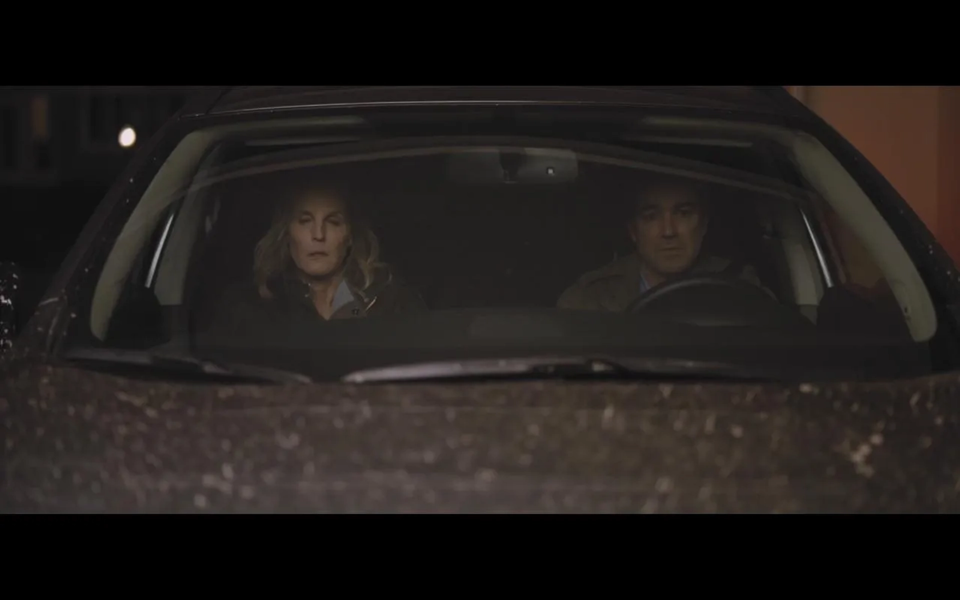 Helen Hunt and Jon Tenney in I See You (2019)